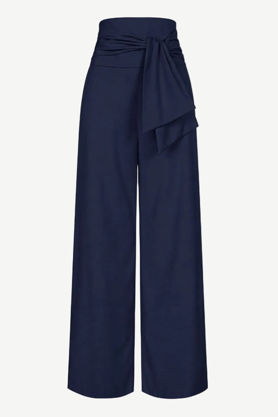 Weite Hose in blau mit Bindegürtel, Frontansicht.