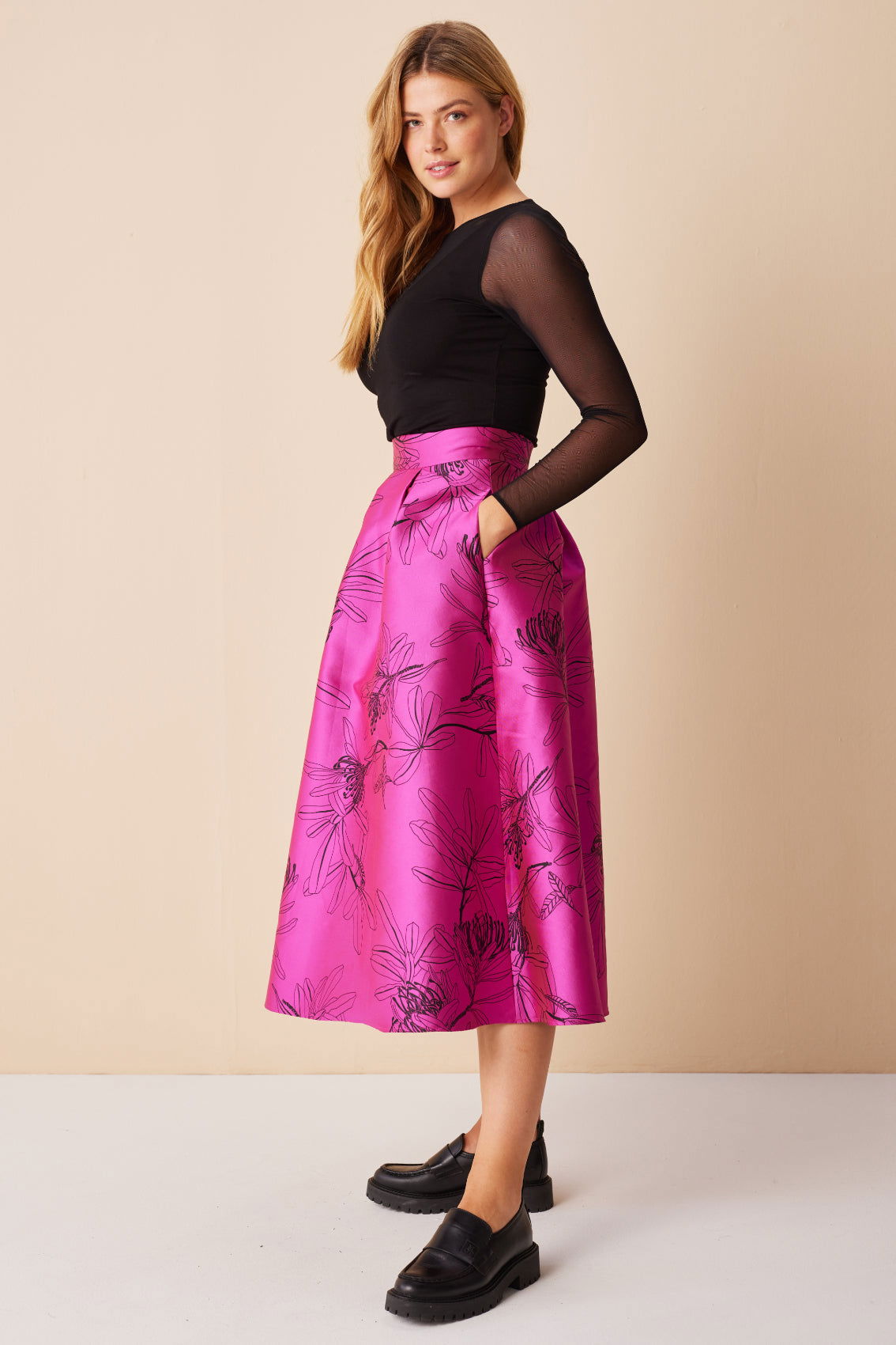 Satinrock Pink mit Blumenstickerei - Marianna Déri