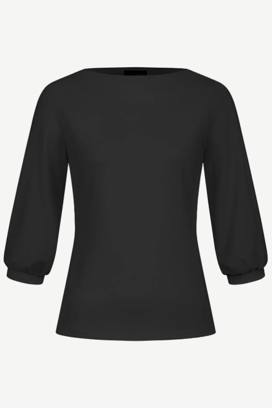 Detailansicht des U-Boot-Ausschnitts und des Manschettenabschlusses am schwarzen Shirt.
