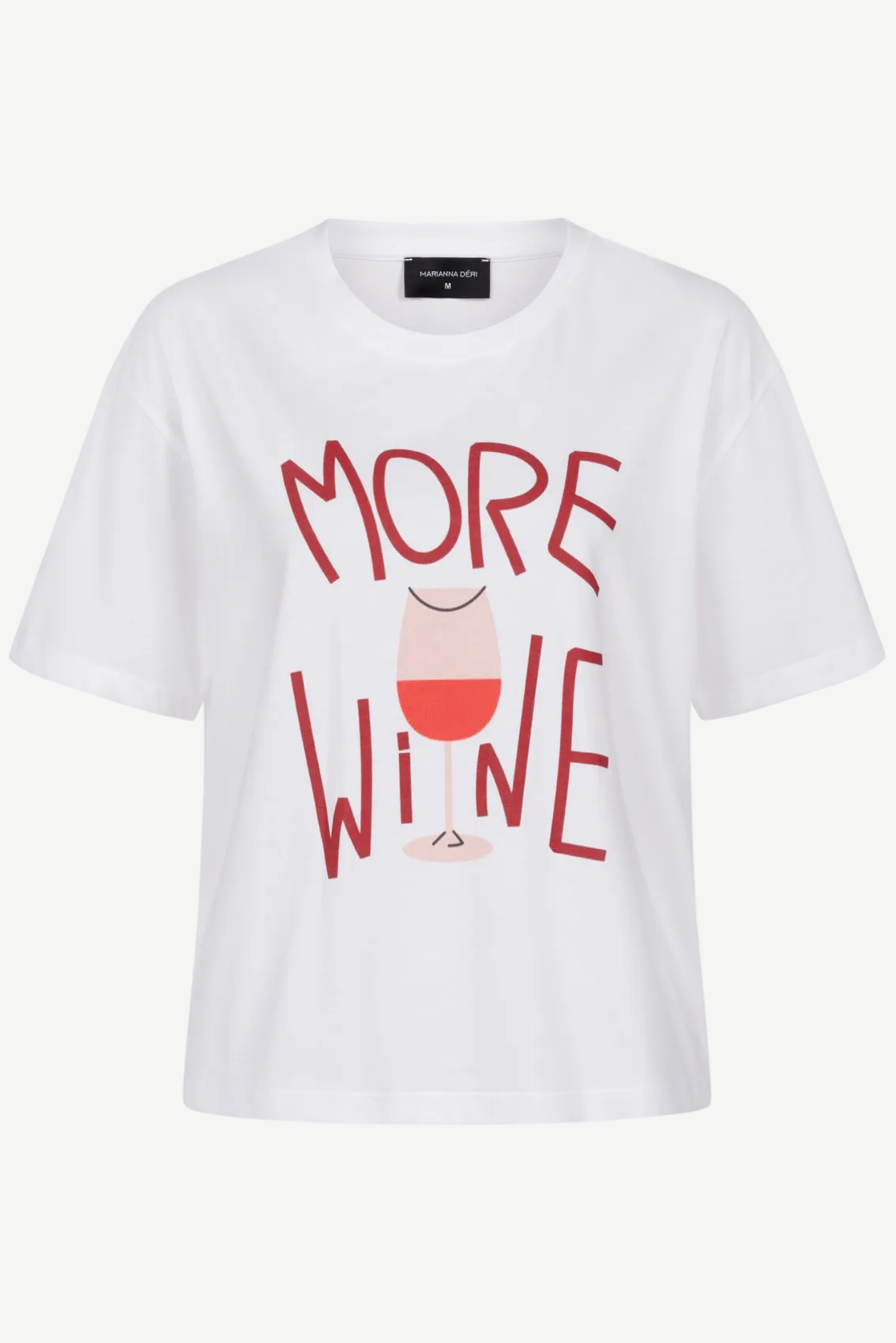 Packshot: weißes T-Shirt mit Rundhalsausschnitt und „MORE WINE“-Print mit Weinglas-Motiv, Vorderansicht.