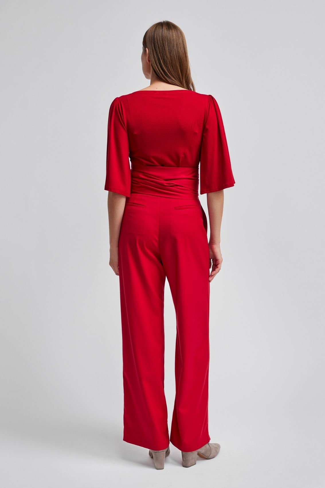 Rote, weite High-Waist Hose mit Bindegürtel, Rückenansicht.