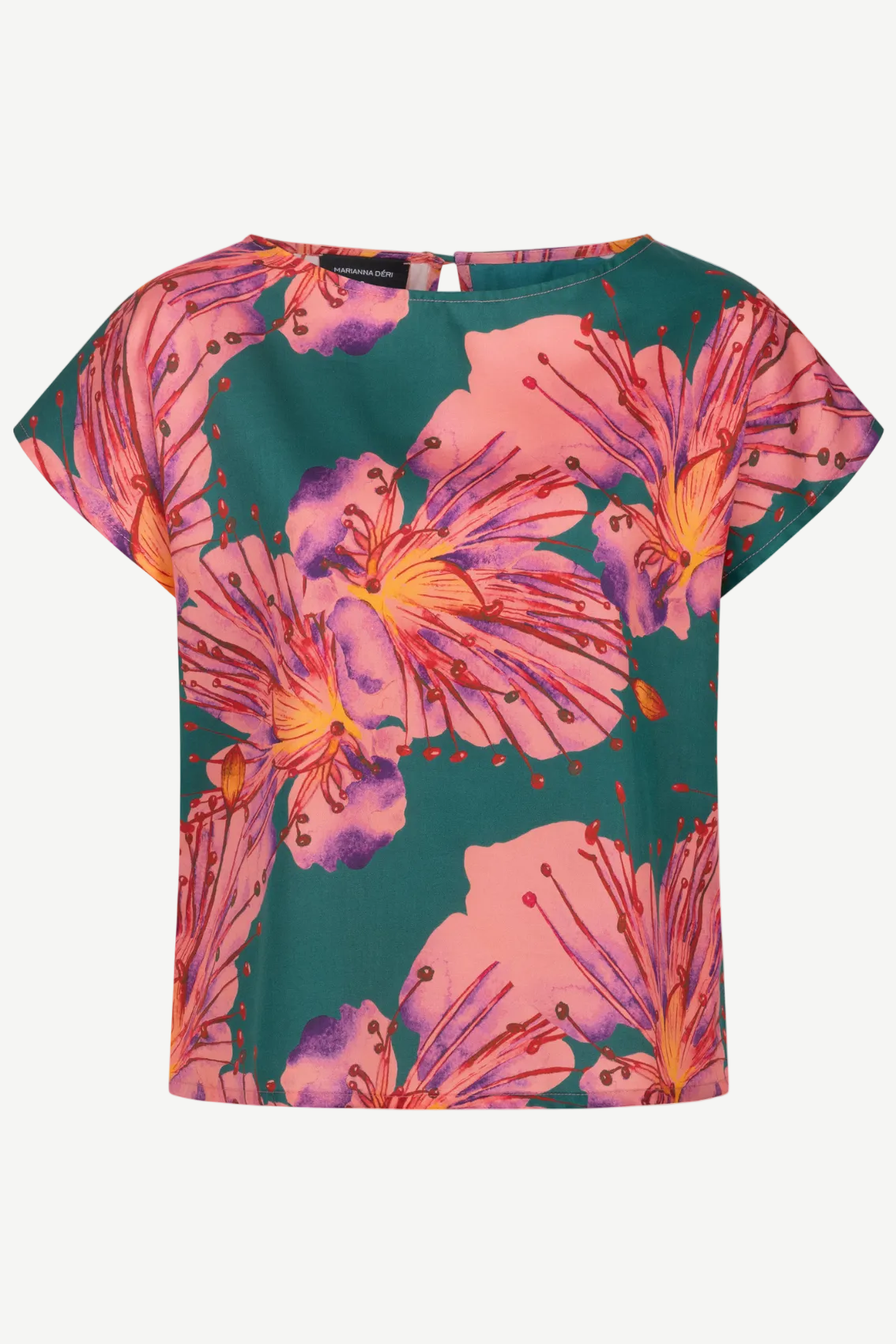 Oberteil mit Rundhalsausschnitt und kurzen Ärmeln, grüner Grund mit großem pink-violettem Blumenprint, Frontansicht.