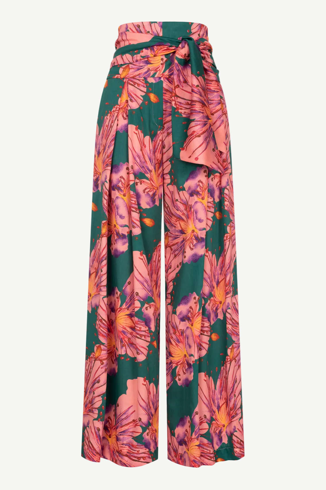 Packshot: grüne, weit geschnittene Hose mit floralem Print und hohem Wickelbund mit Bindeschärpe, Vorderansicht.