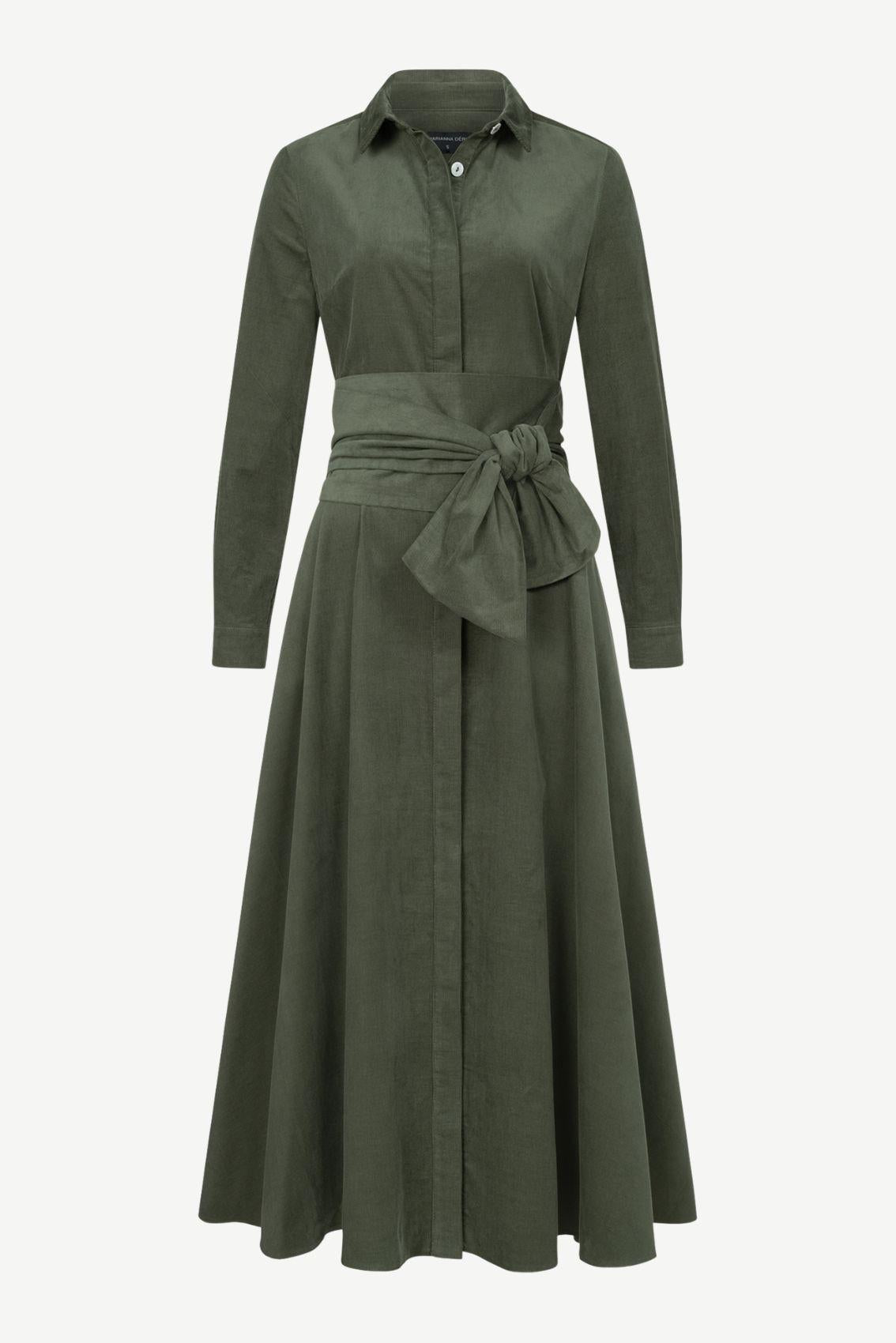 Cord-Blusenkleid mit Bindegürtel in Olivgrün, durchgehende Knopfleiste, Frontansicht.