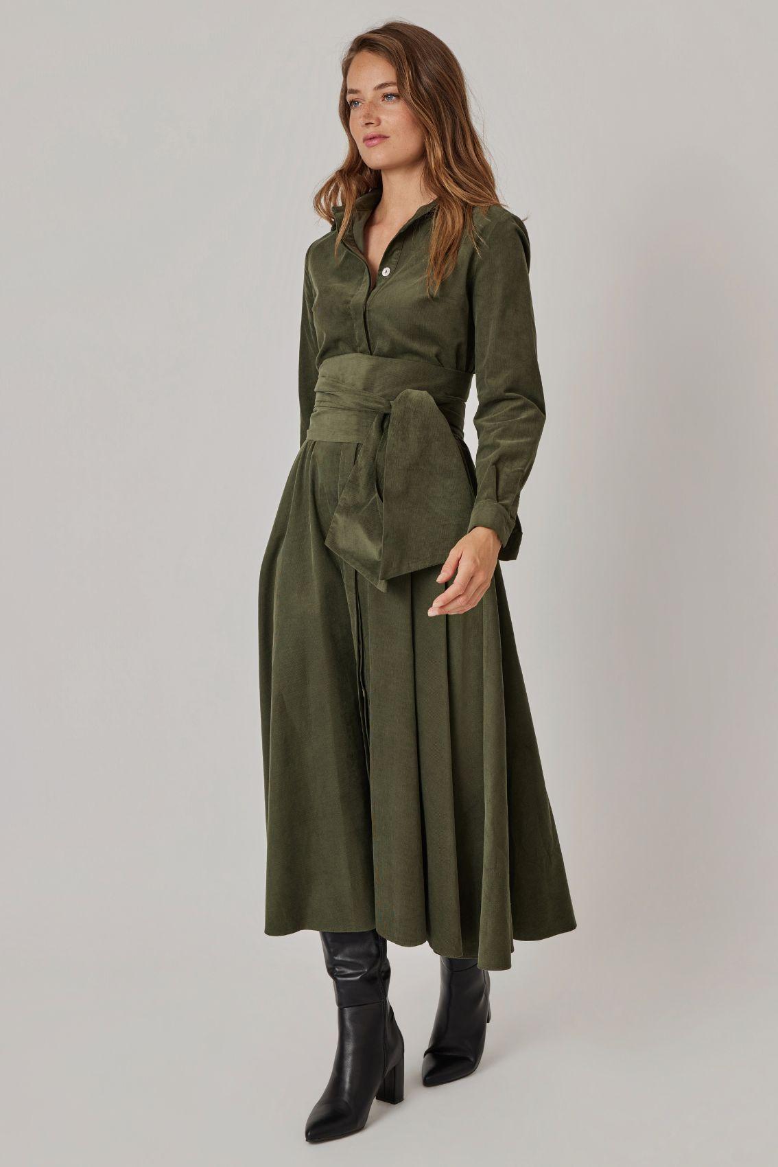 Model trägt olivgrünes Cordkleid mit Bindegürtel und Seitentaschen, Frontansicht.
