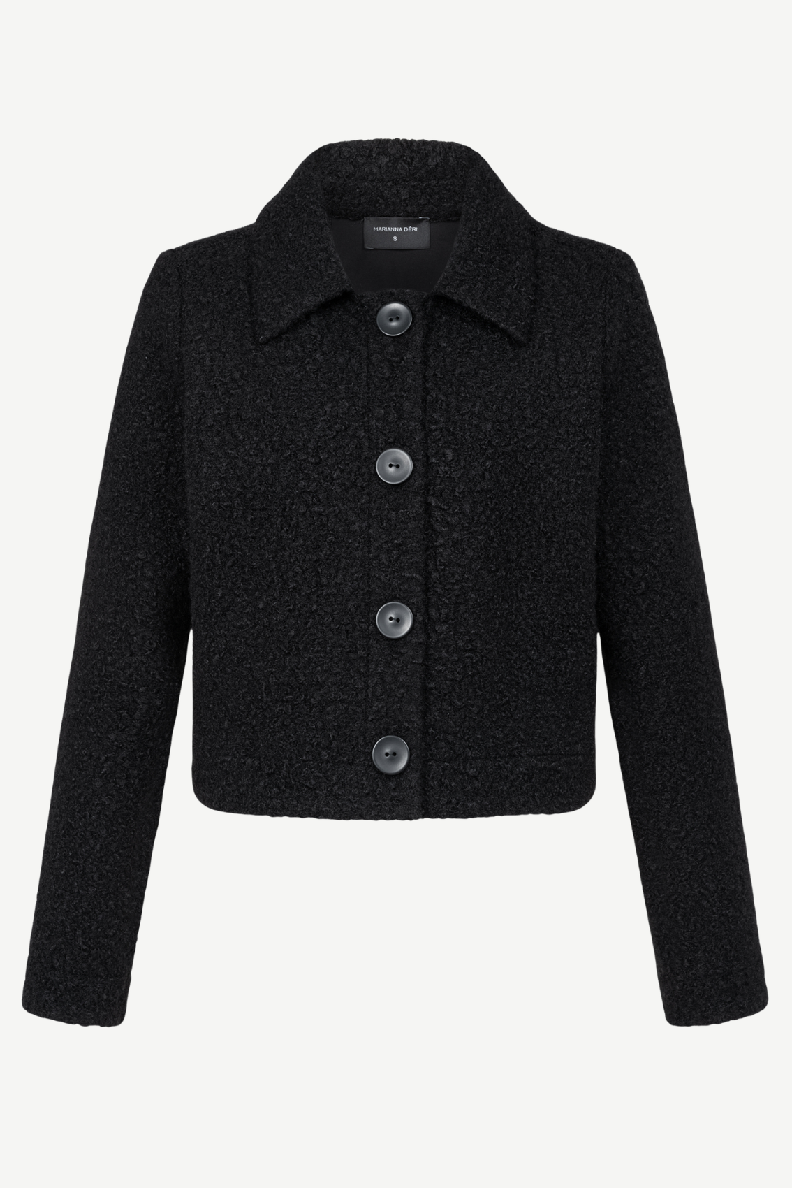 Kurze Bouclé-Jacke in Schwarz mit Hemdkragen und Knopfleiste mit vier Knöpfen, Frontansicht.