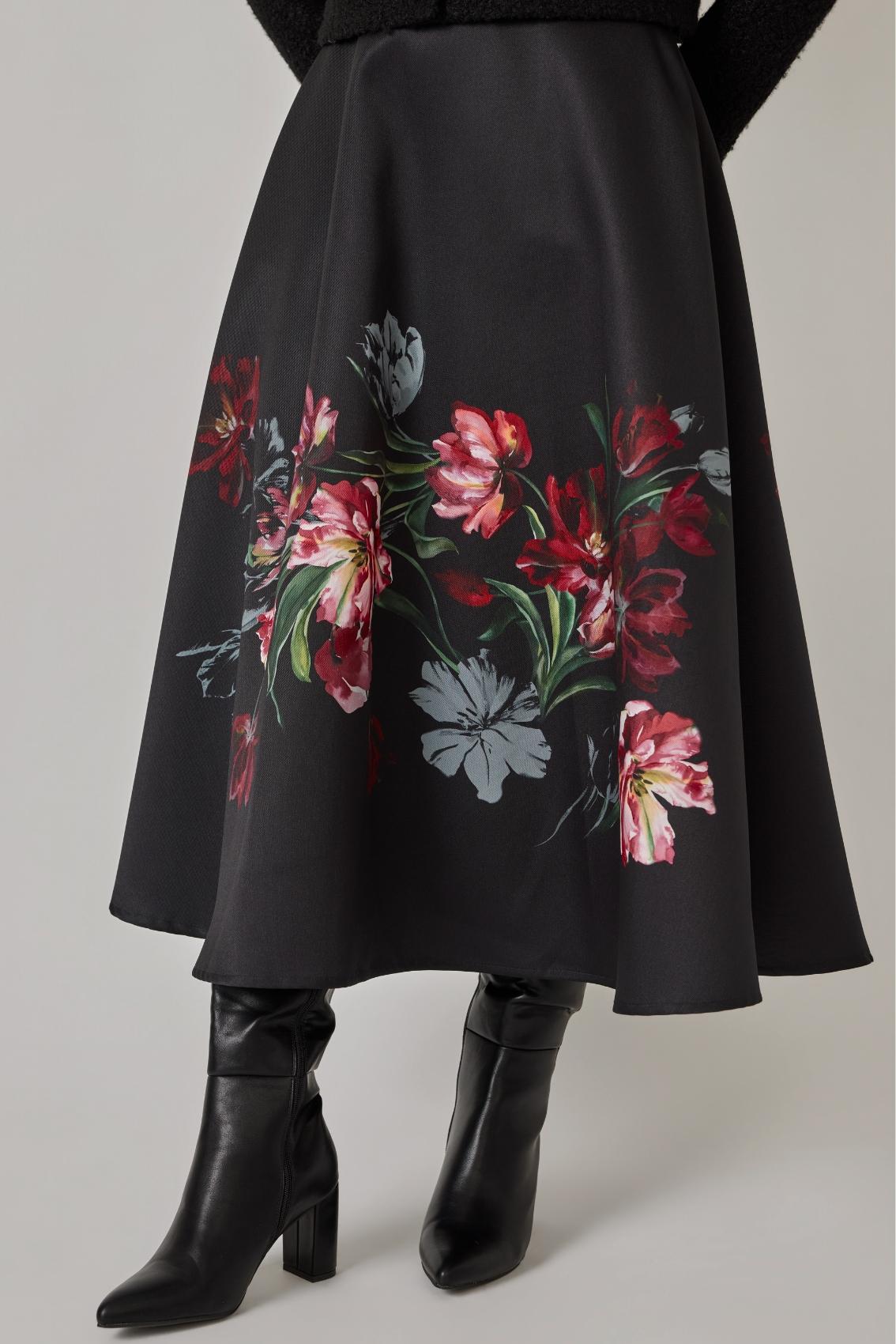 Nahaufnahme des Blumenbouquet-Prints auf dem Maxirock in Schwarz.