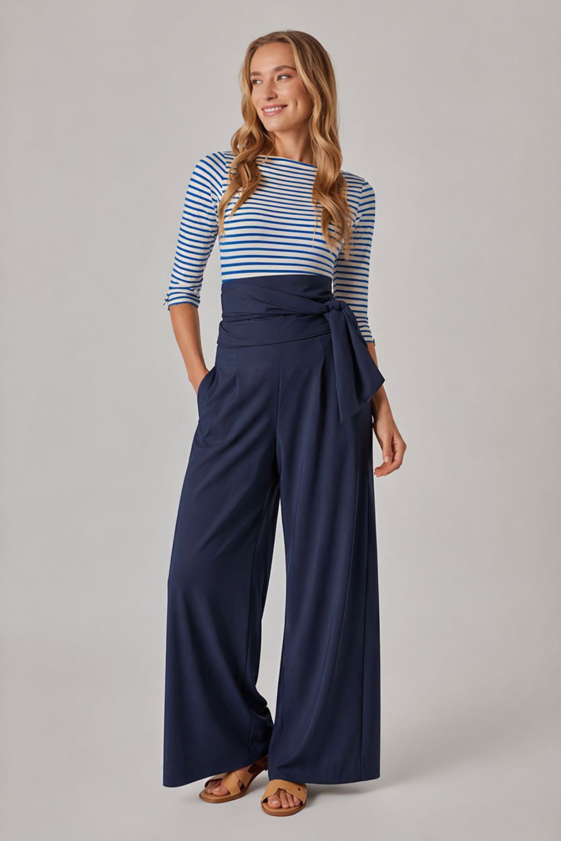 Model trägt Hose in Navy-Blau mit Bindegürtel, Frontansicht.