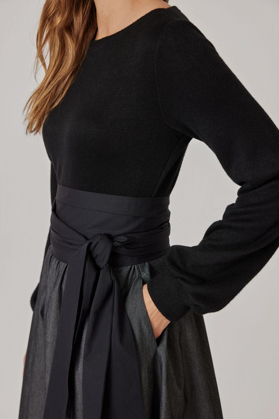 Detailansicht: geknoteter Bindegürtel am Strick-Mix-Kleid mit Blick auf die Seitentaschen.
