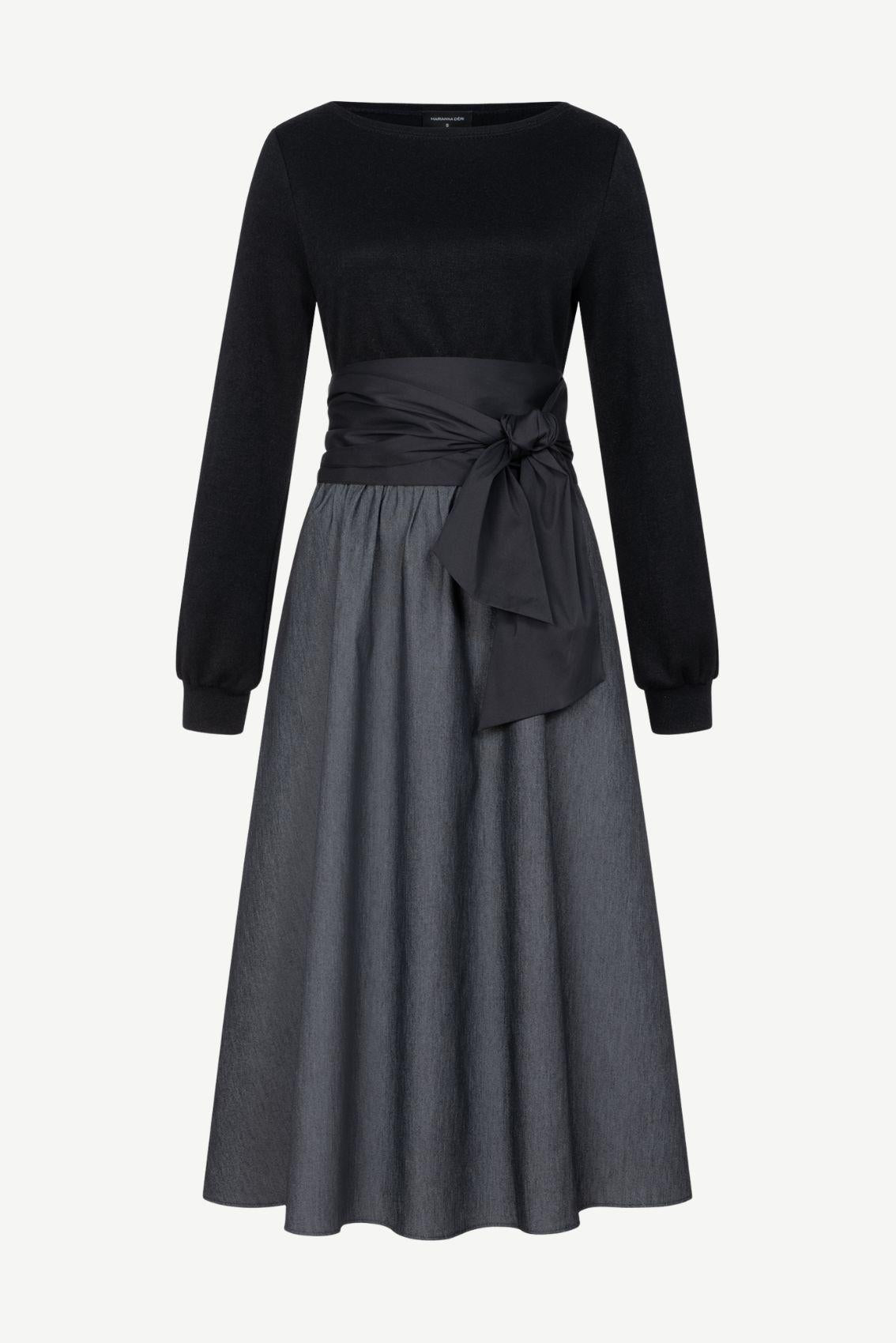 Strick-Mix-Kleid in Schwarz mit graumeliertem Rock in Denim-Optik und Bindegürtel, Frontansicht.
