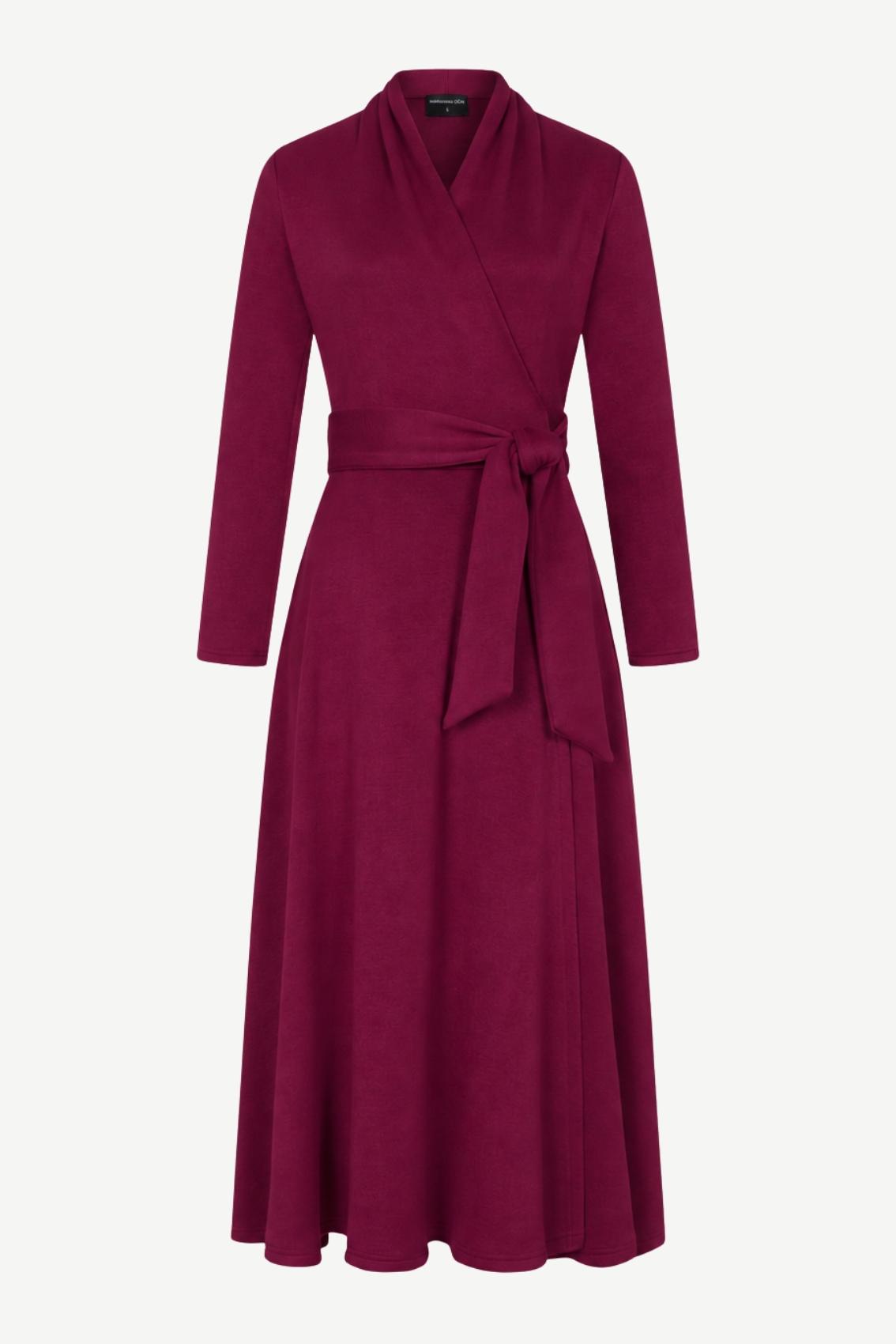 Strick Wickelkleid in Beere mit Schalkragen und gebundenem Bindegürtel, Frontansicht.