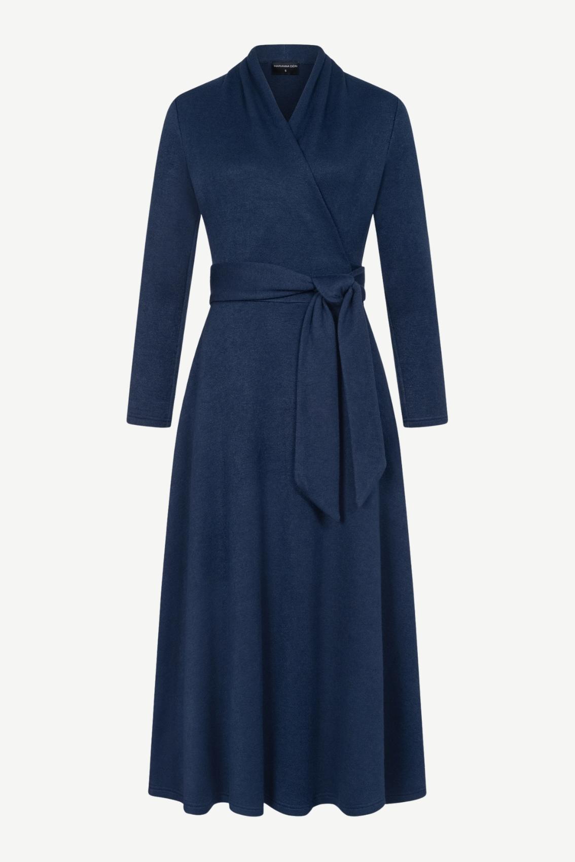 Strick Wickelkleid in Navy mit Schalkragen und gebundenem Bindegürtel, Frontansicht.