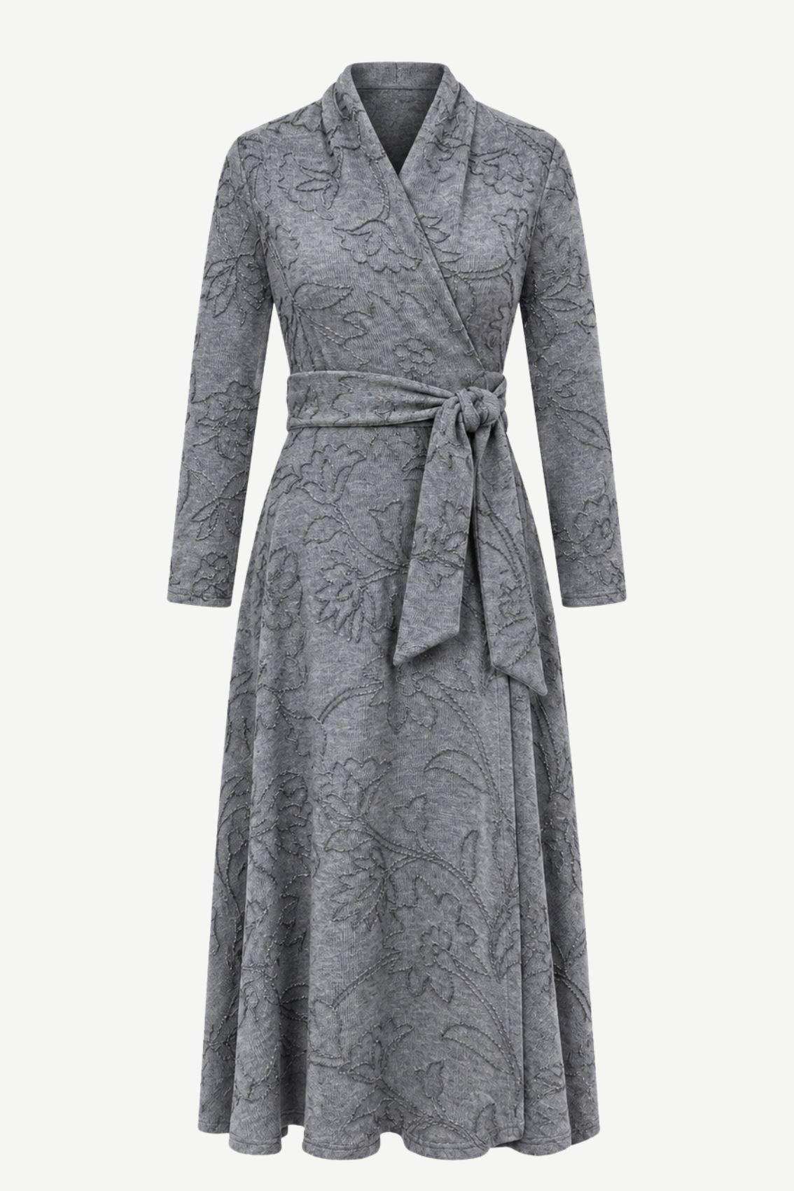 Strickkleid mit Blumenstickerei in Grau, Wickel-Ausschnitt und fester Bindegürtel, Frontansicht.