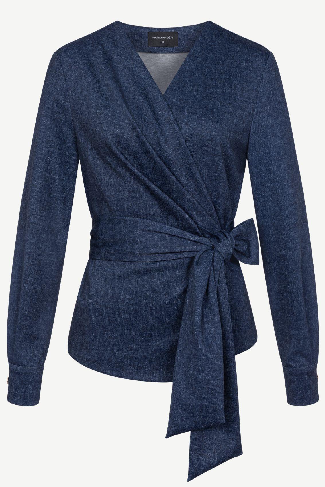 Wickelbluse in Denim-Blau mit V-Ausschnitt, seitlicher Schleife und langen Ärmeln, Frontansicht.
