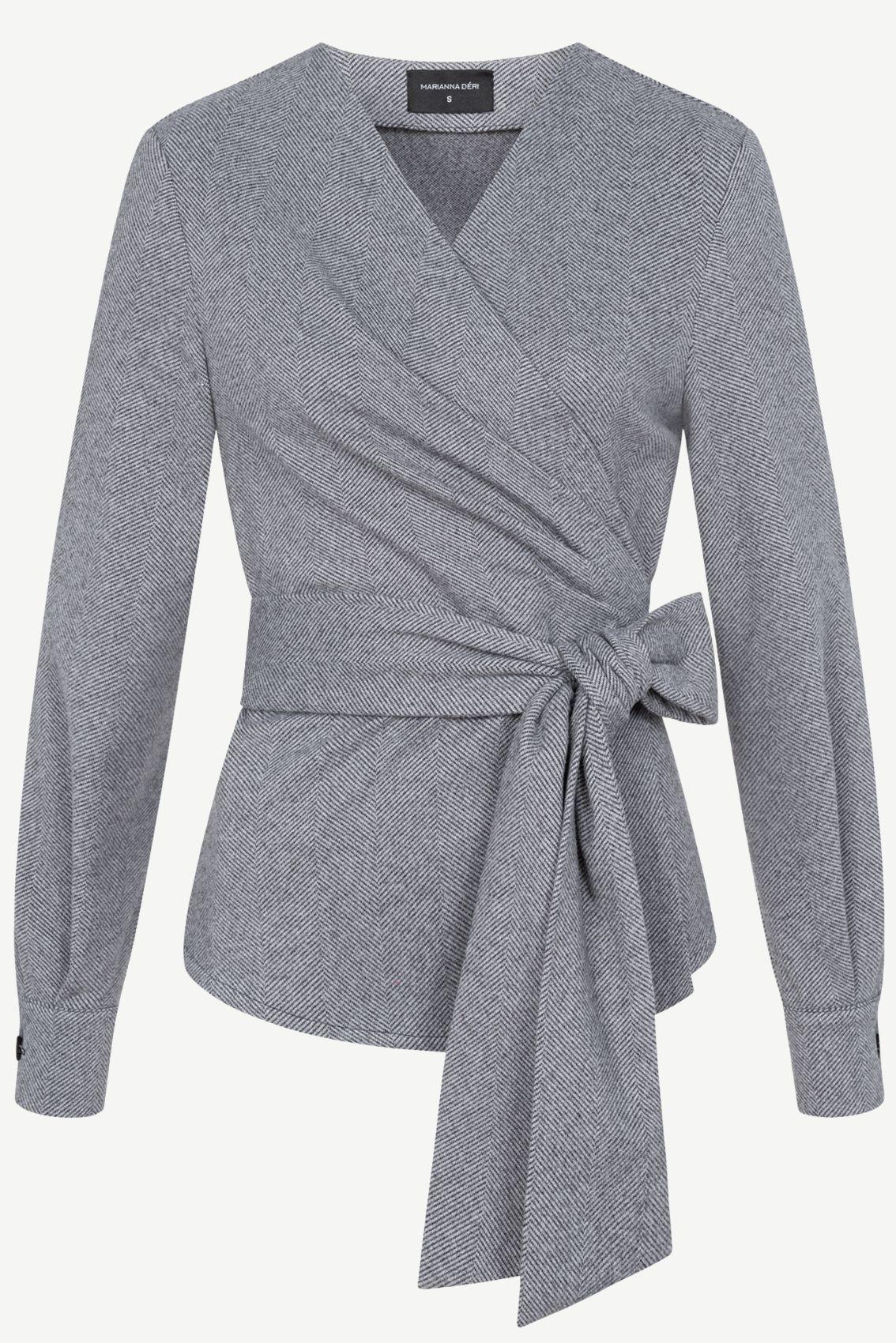 Wickelbluse Grau meliert mit Fischgrat-Muster, V-Ausschnitt und seitlicher Schleife, Frontansicht.