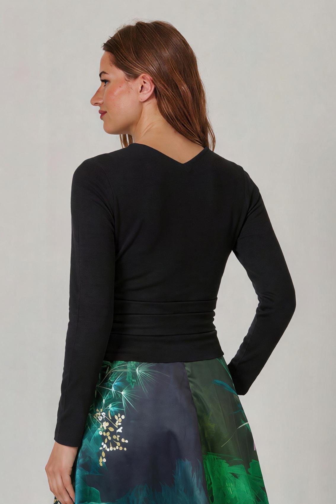 Model trägt Wickeltop in Schwarz, Rückenansicht mit V-Ausschnitt am Rücken