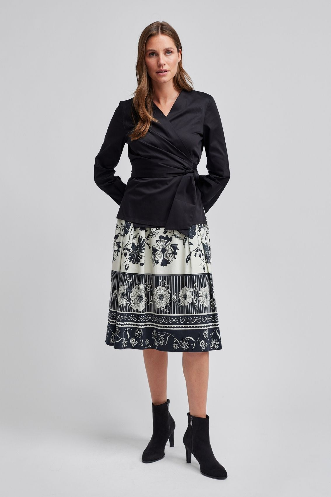 Midirock mit floraler Bordüre
