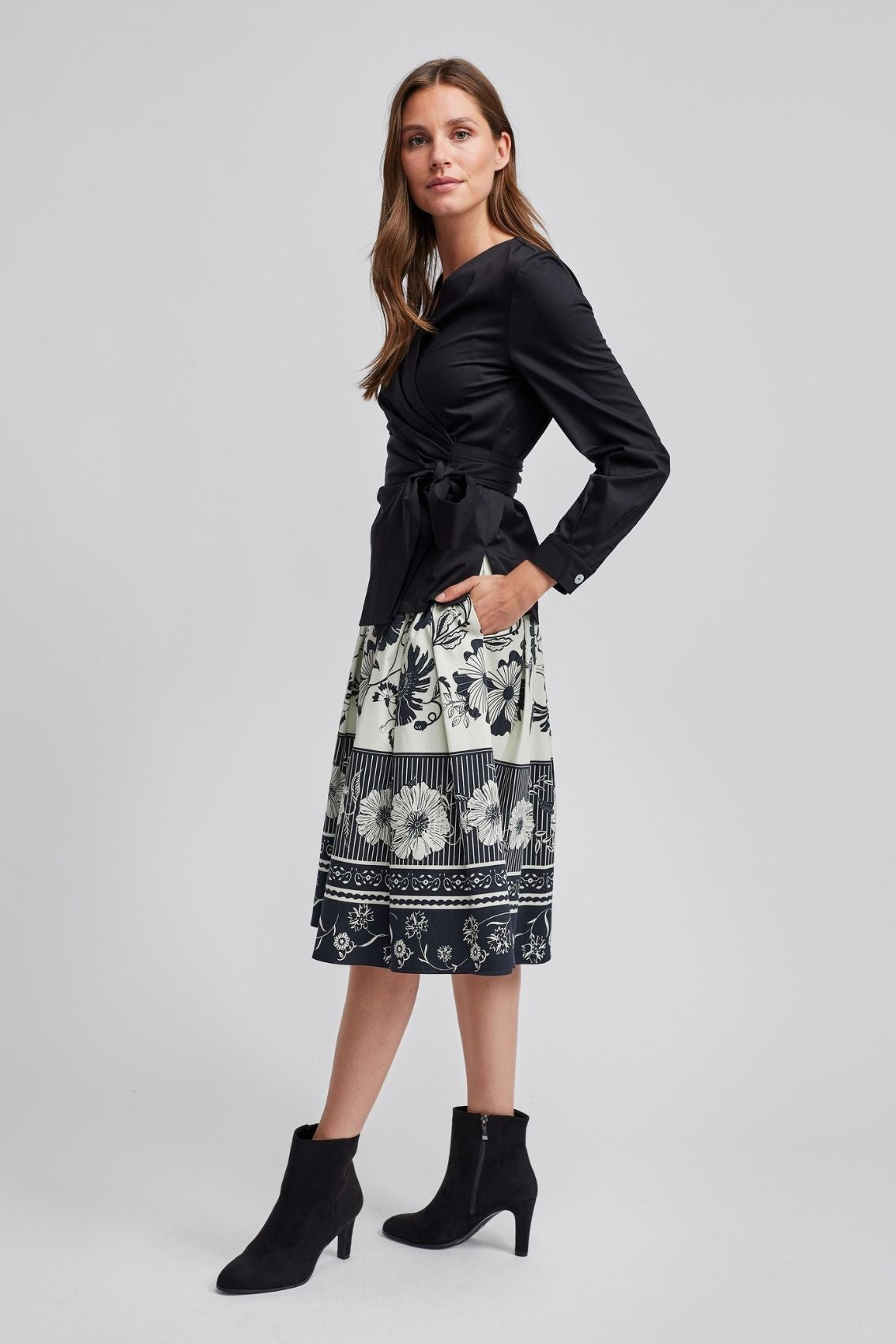 Midirock mit floraler Bordüre