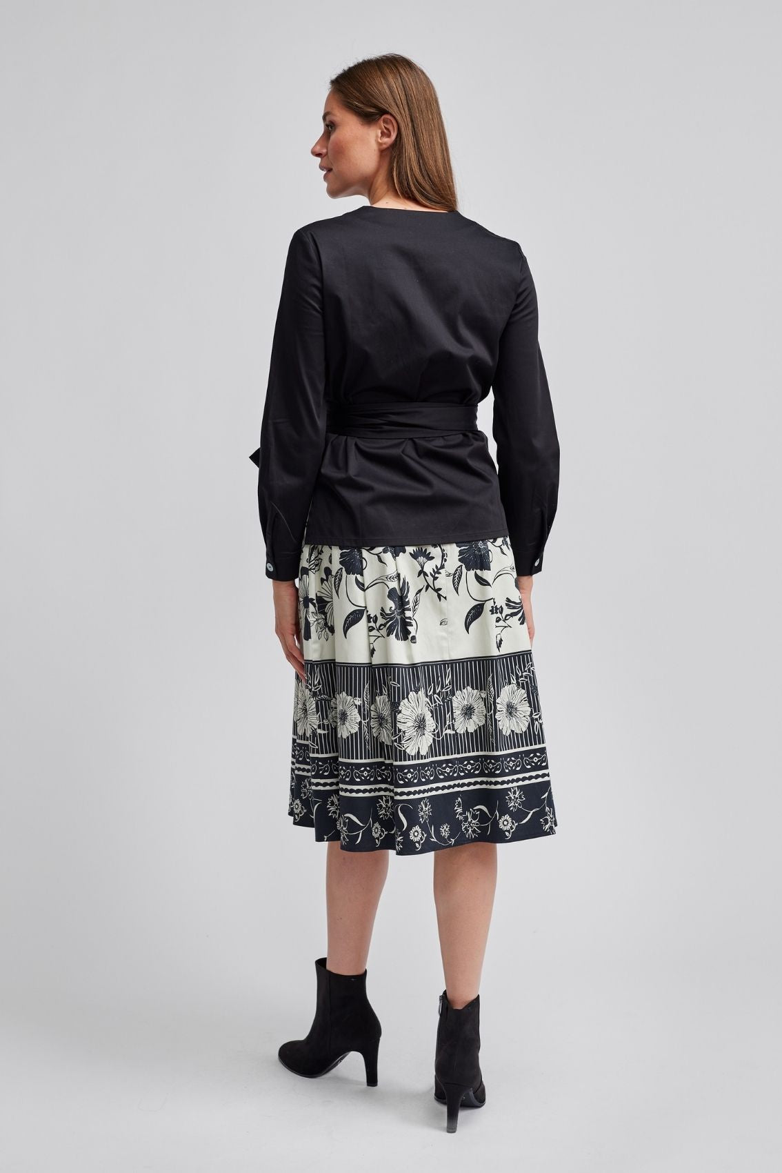 Midirock mit floraler Bordüre