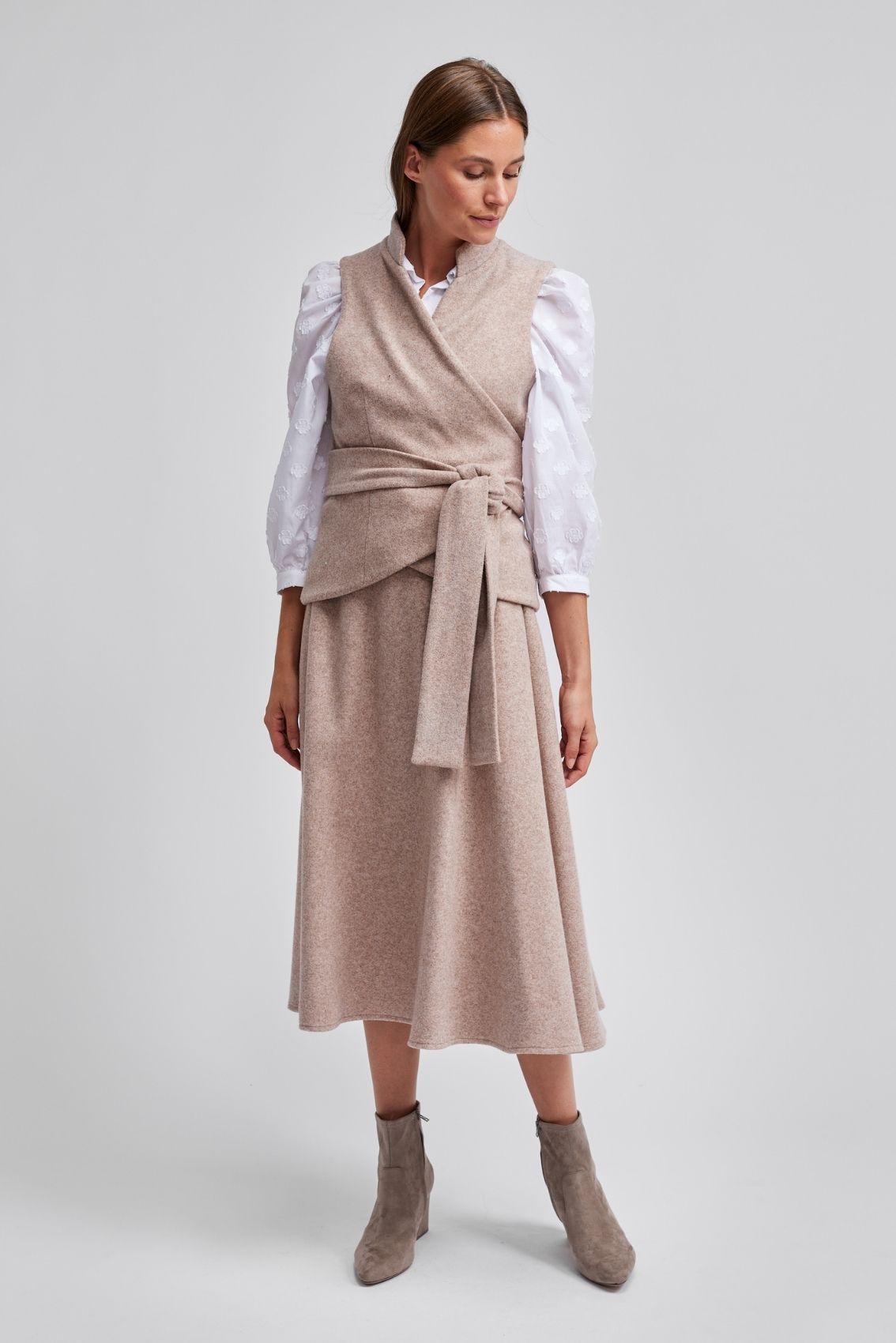 Midirock Beige mit Gürtel