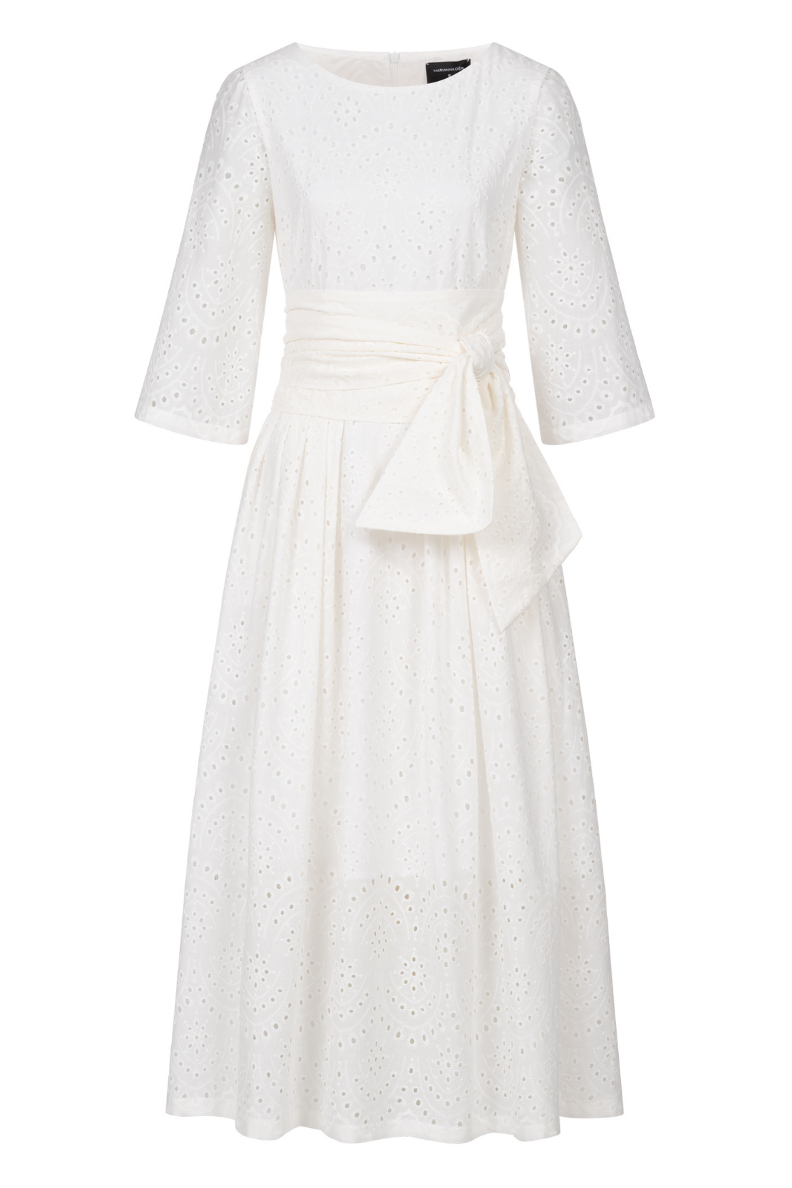 Weißes Broderie Midikleid mit Bindegürtel, 3/4-Ärmeln, Seitentaschen und weitem Rock, Frontansicht.