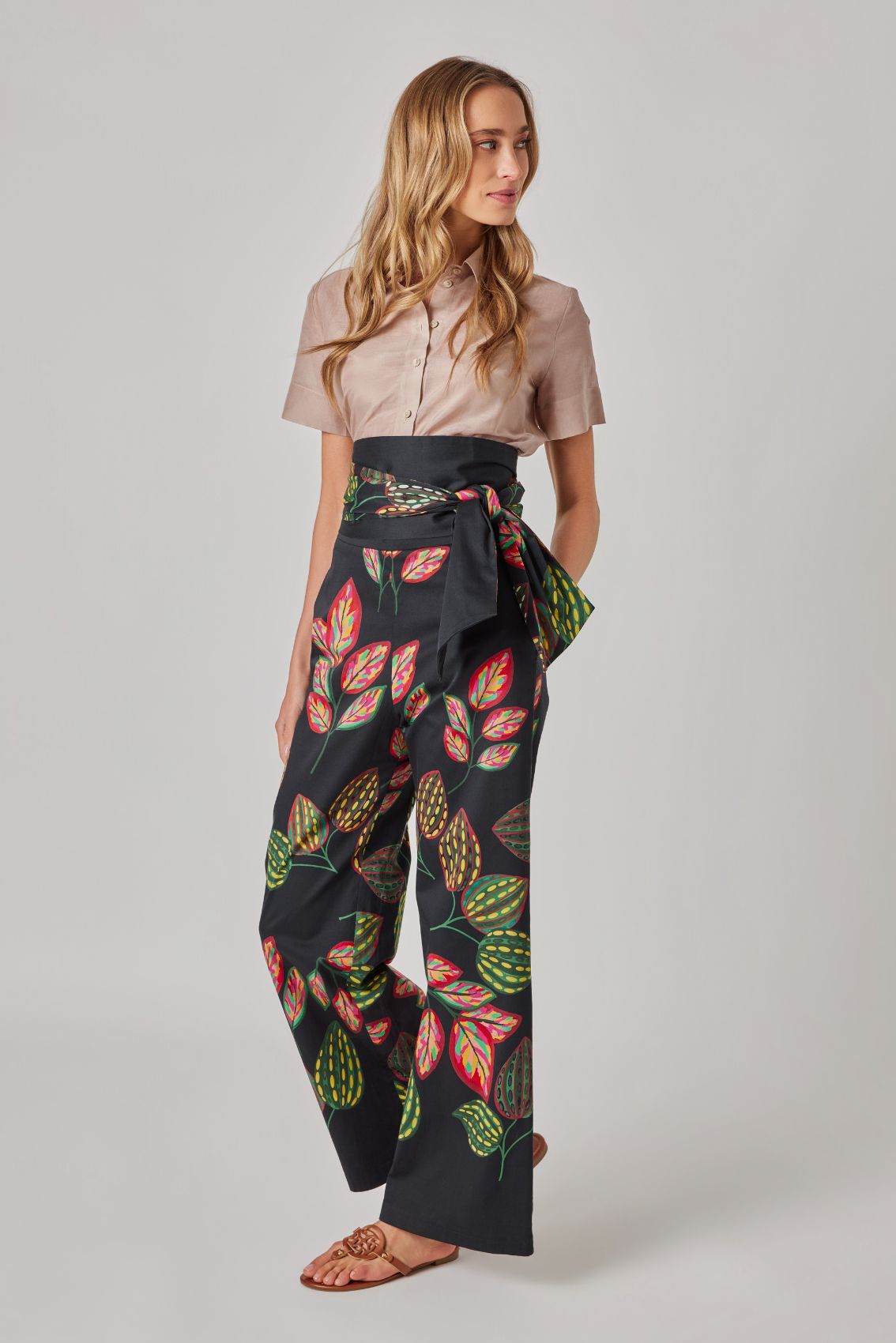 Weite Hose mit Bindegürtel Blätterprint Schwarz