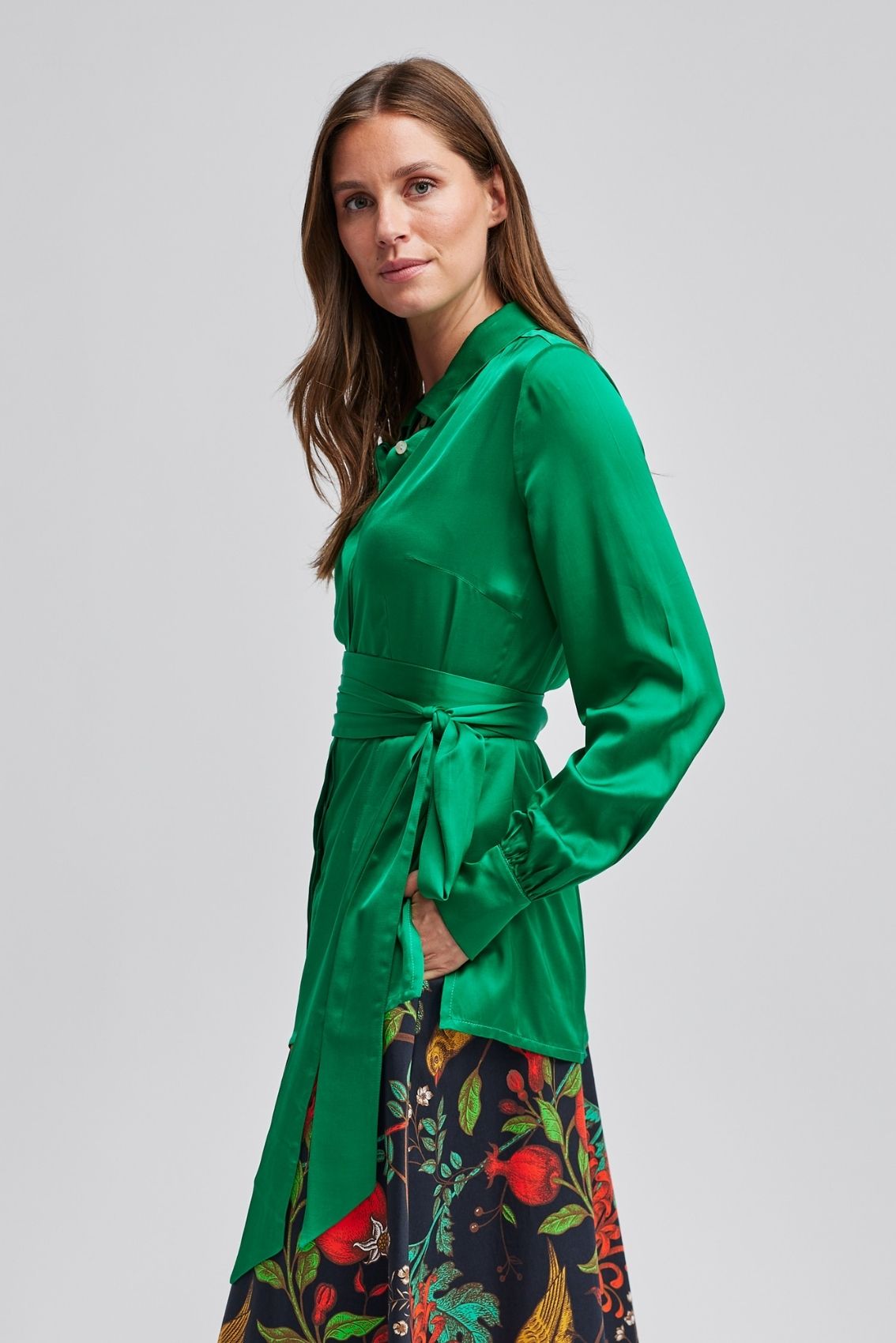 Satinbluse mit Bindegürtel Grün