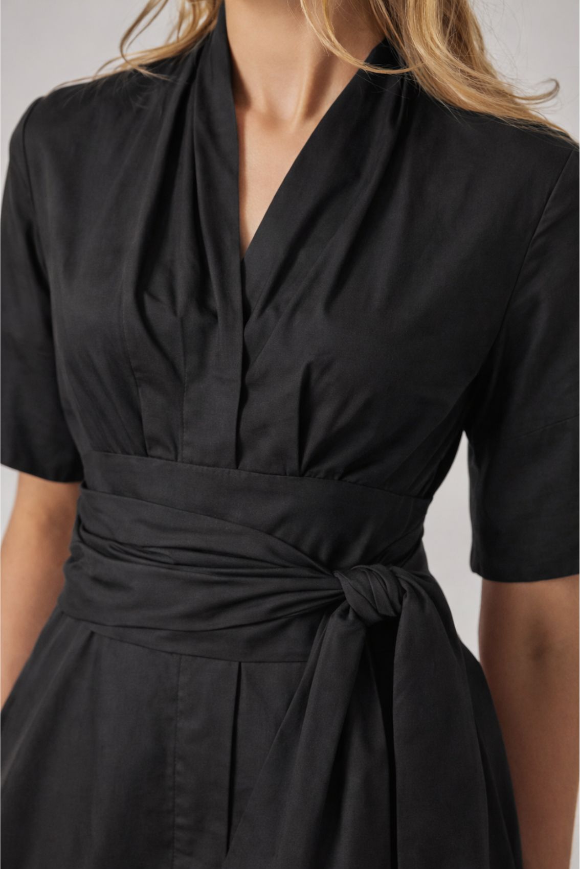 Blusenkleid mit abnehmbarem breiten Gürtel Schwarz