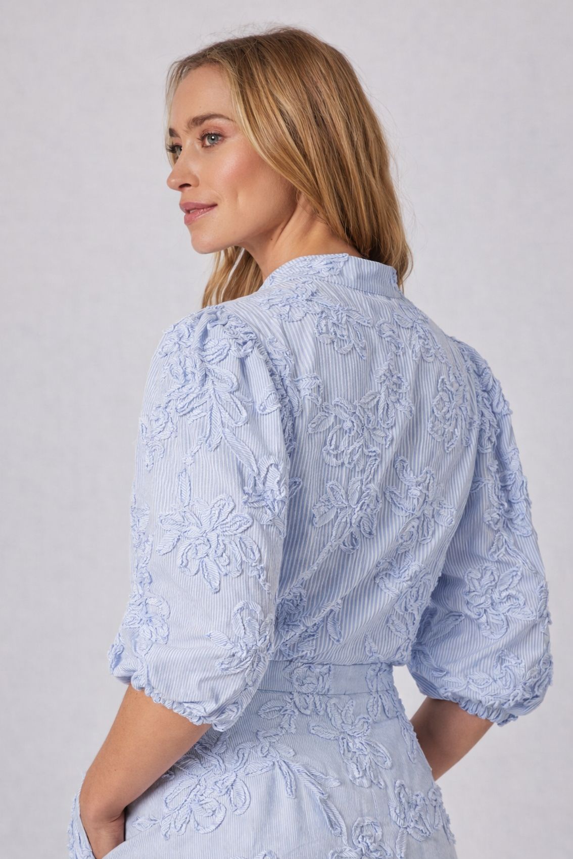 Bluse mit Stickblüten