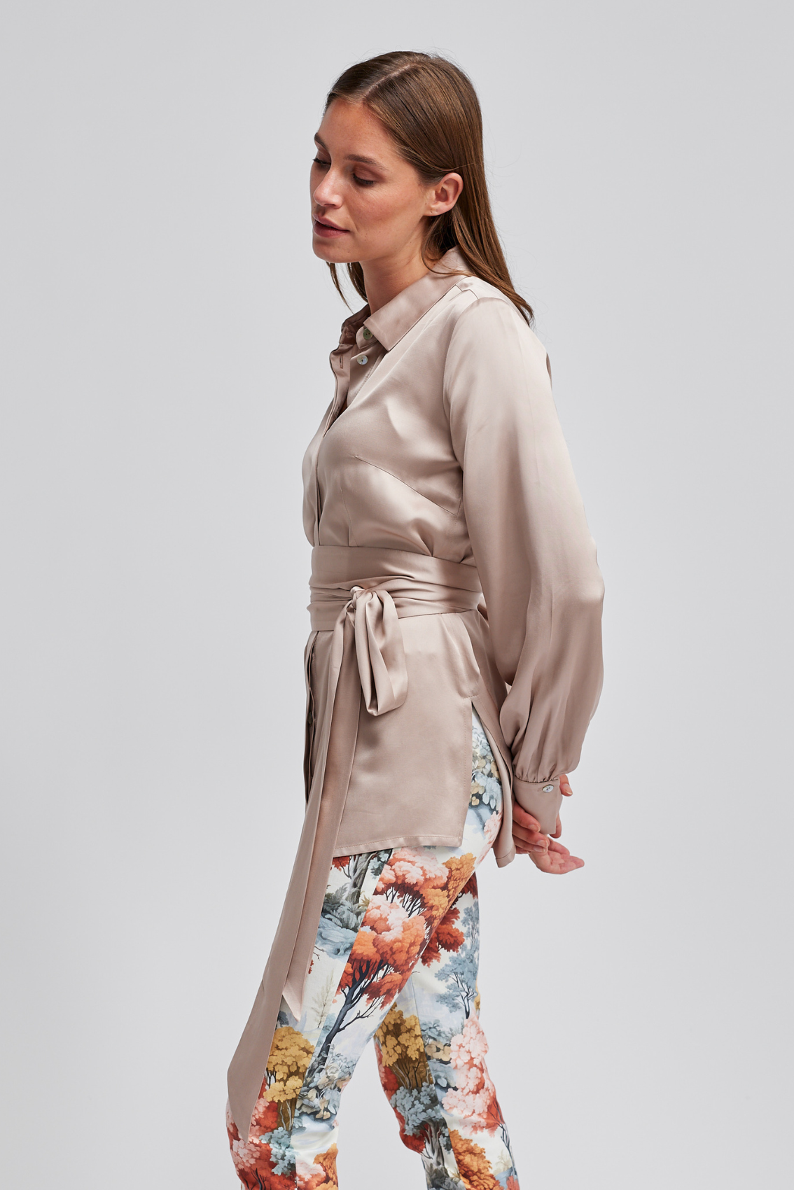 Satinbluse mit Bindegürtel Beige