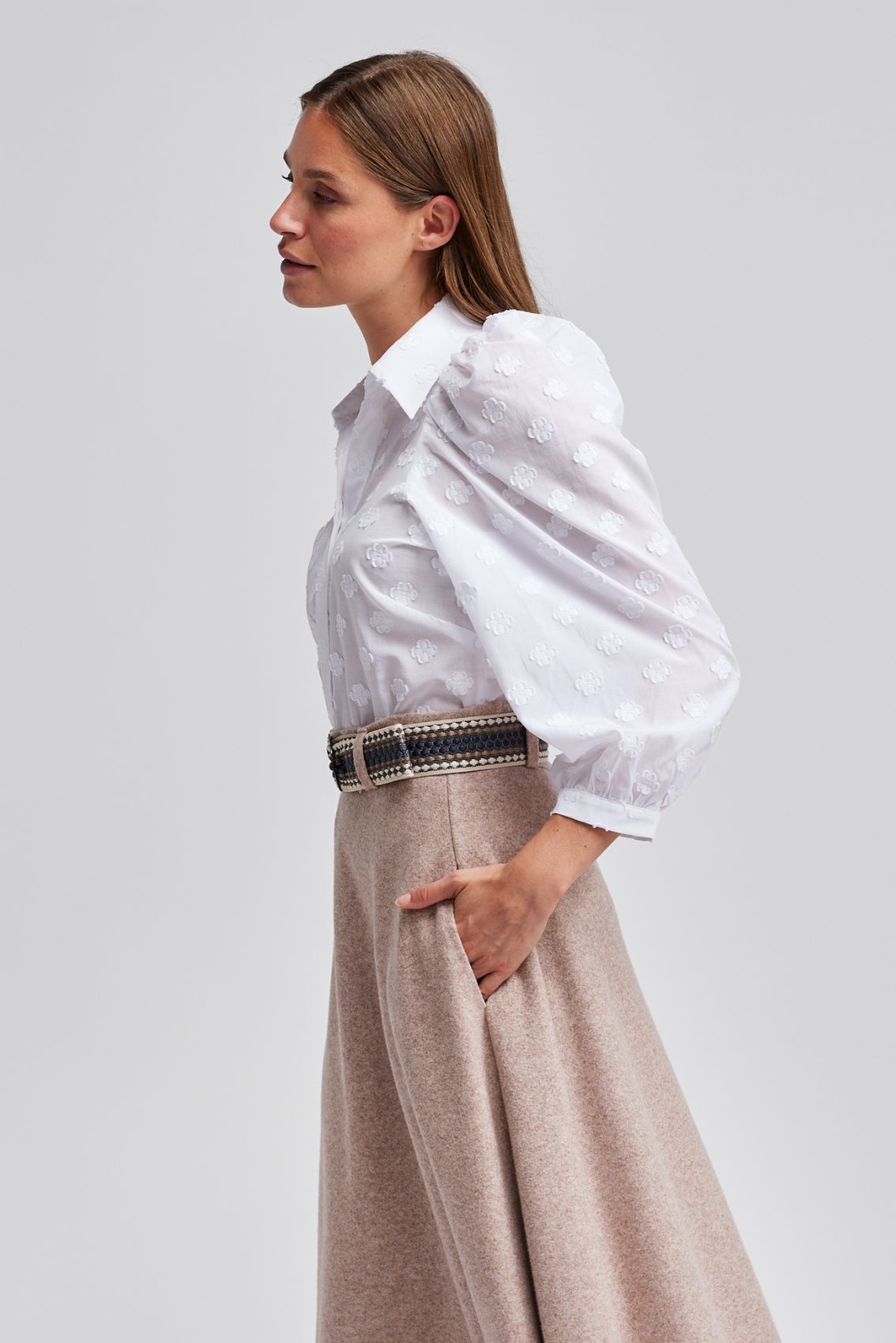 Bluse mit eingewebten Blüten