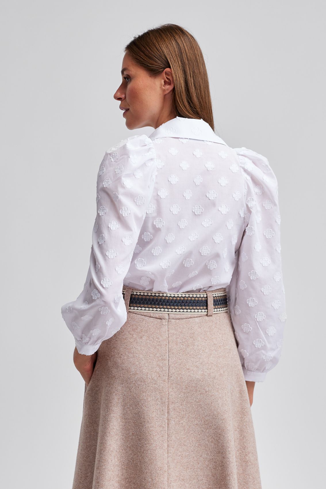 Bluse mit eingewebten Blüten