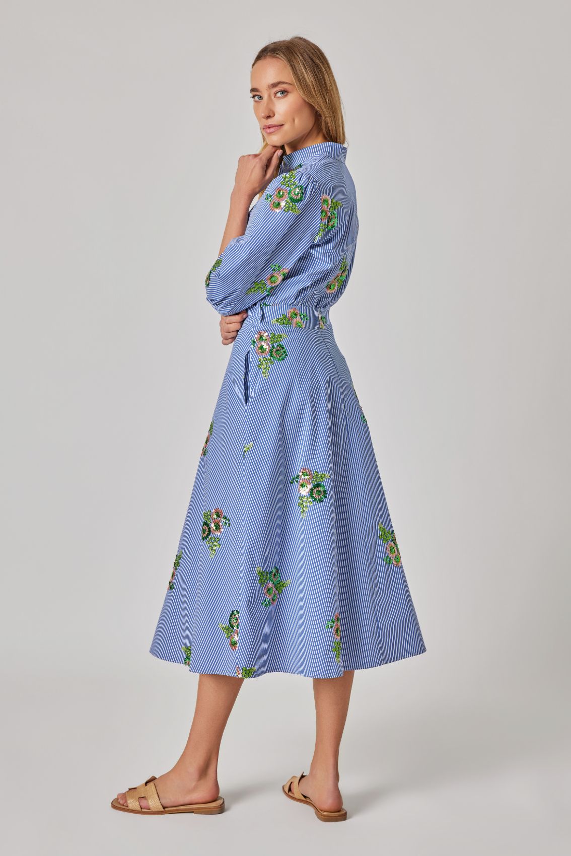 Model trägt den Midirock mit Paillettenblüten, Rückenansicht mit cleanem Sitz in der Taille.