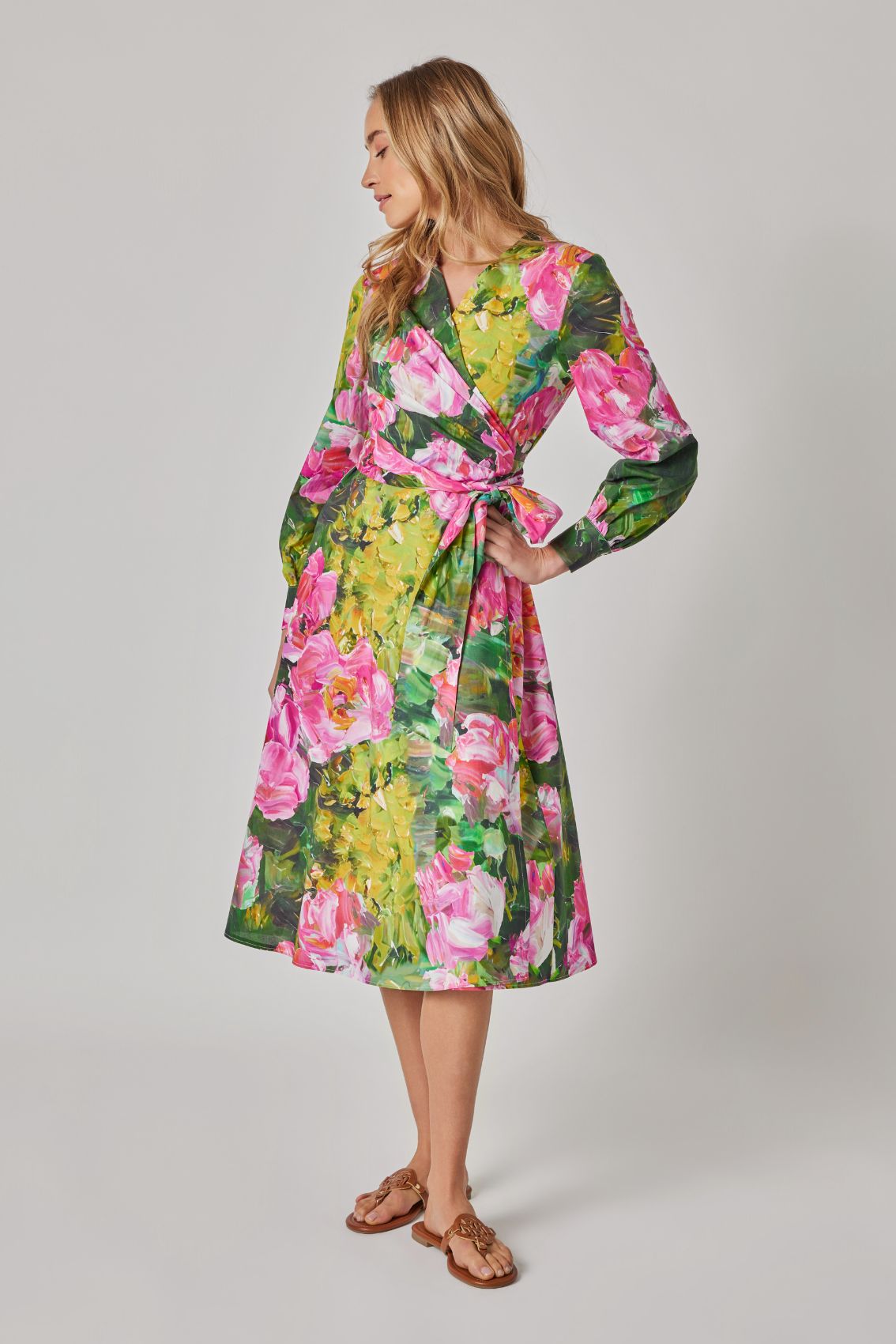 Detailaufnahme vom Blumenprint des Wickelkleids Seerose auf weichem Baumwollstoff.