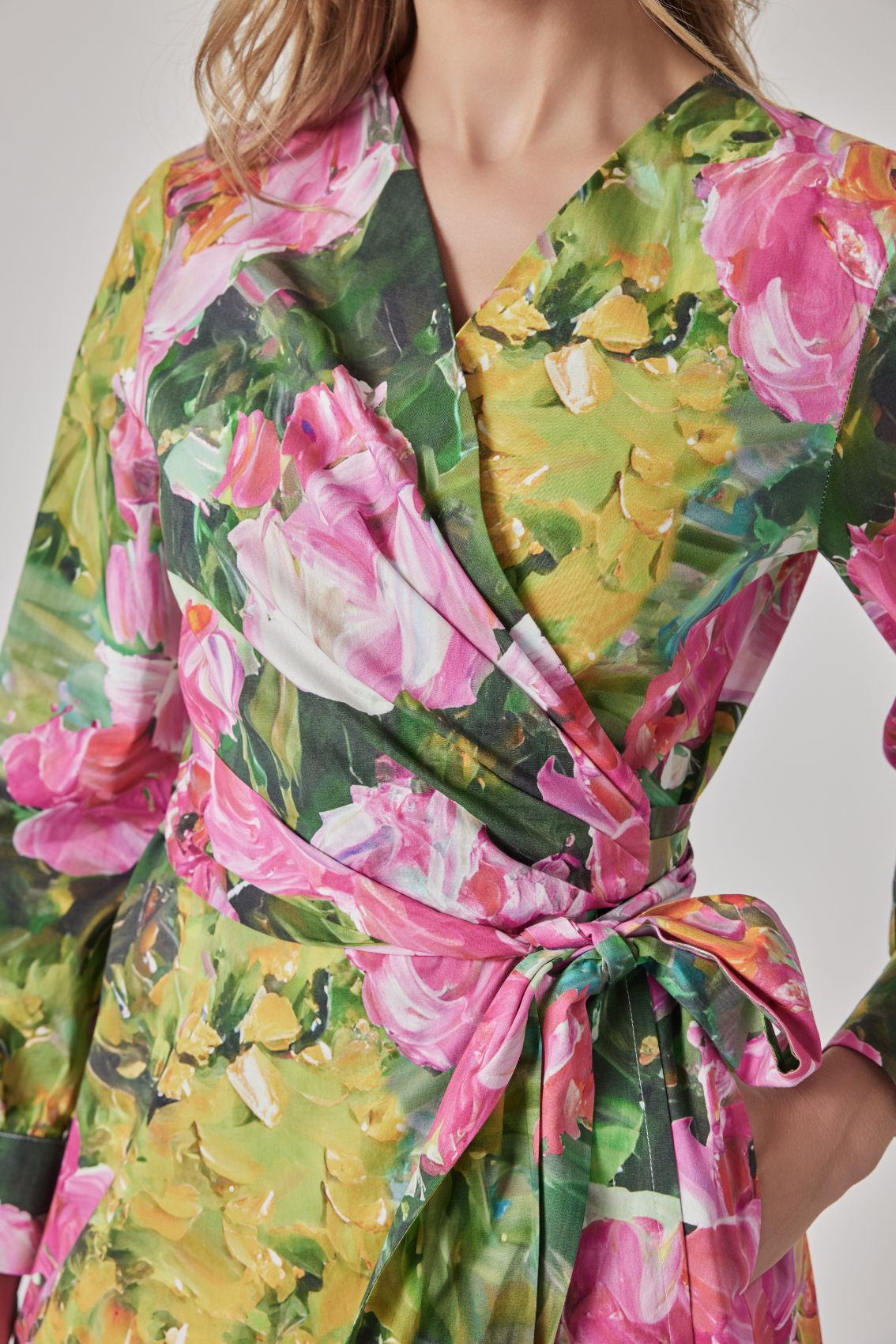 Detailaufnahme vom Blumenprint des Wickelkleids Seerose auf weichem Baumwollstoff.