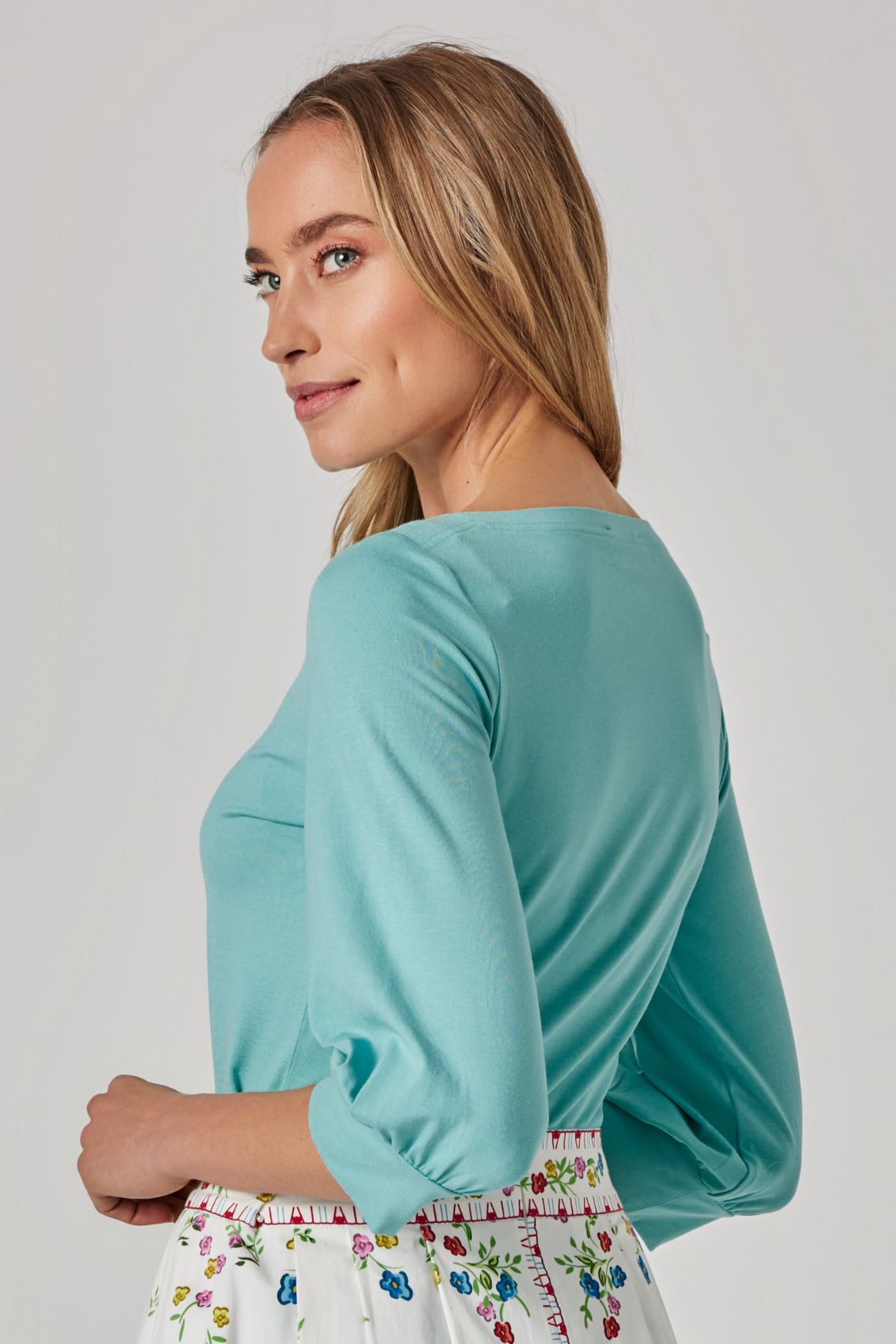 Shirt mit Manschettenärmeln Mintgrün, Seitenansicht, cleanes Design, lockere Ärmelweite und Manschettenabschluss.