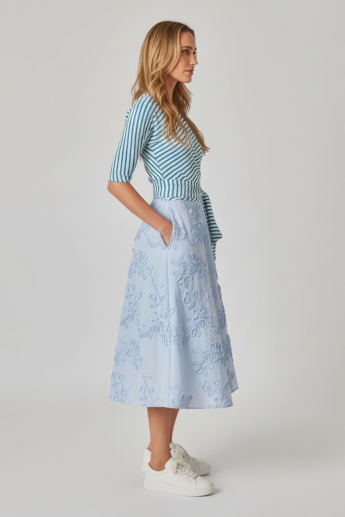 Seitenansicht von Stickblütenrock mit Seitentaschen