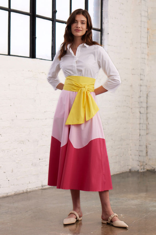 Model in  Vorderansicht in einem Blusenkleid mit Colorblock-Farben Gelb, Rosa und Pink 