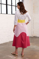Model in Rückansicht in einem Blusenkleid mit Colorblock-Farben Gelb, Rosa und Pink 