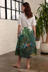Modell in Rückenansicht trägt einen Blusenkleid mit Palmen-Print