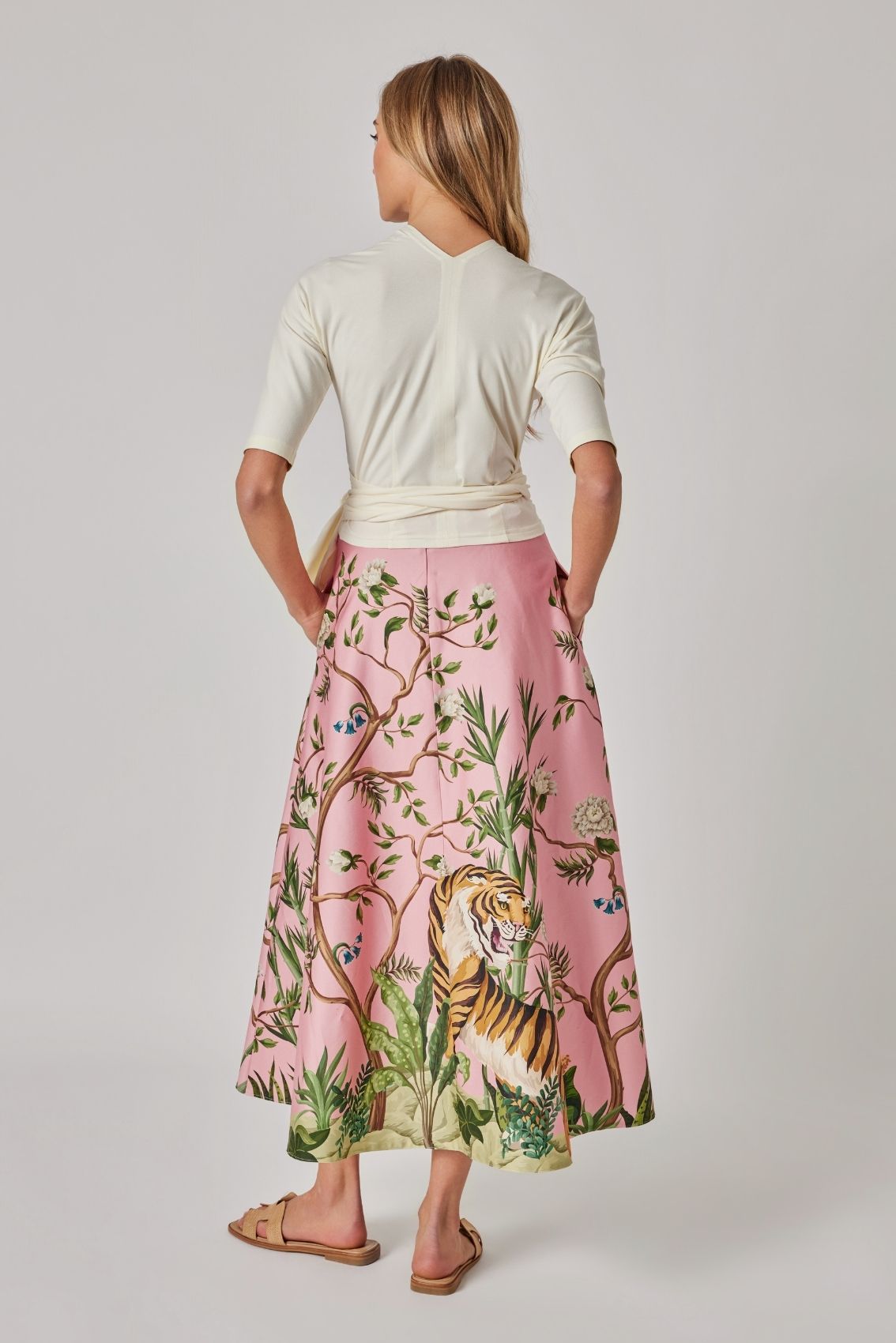 Model trägt rosa Maxirock mit Tiger-Print, Rückansicht mit nahtfeinem Reißverschluss und weich fallender Weite