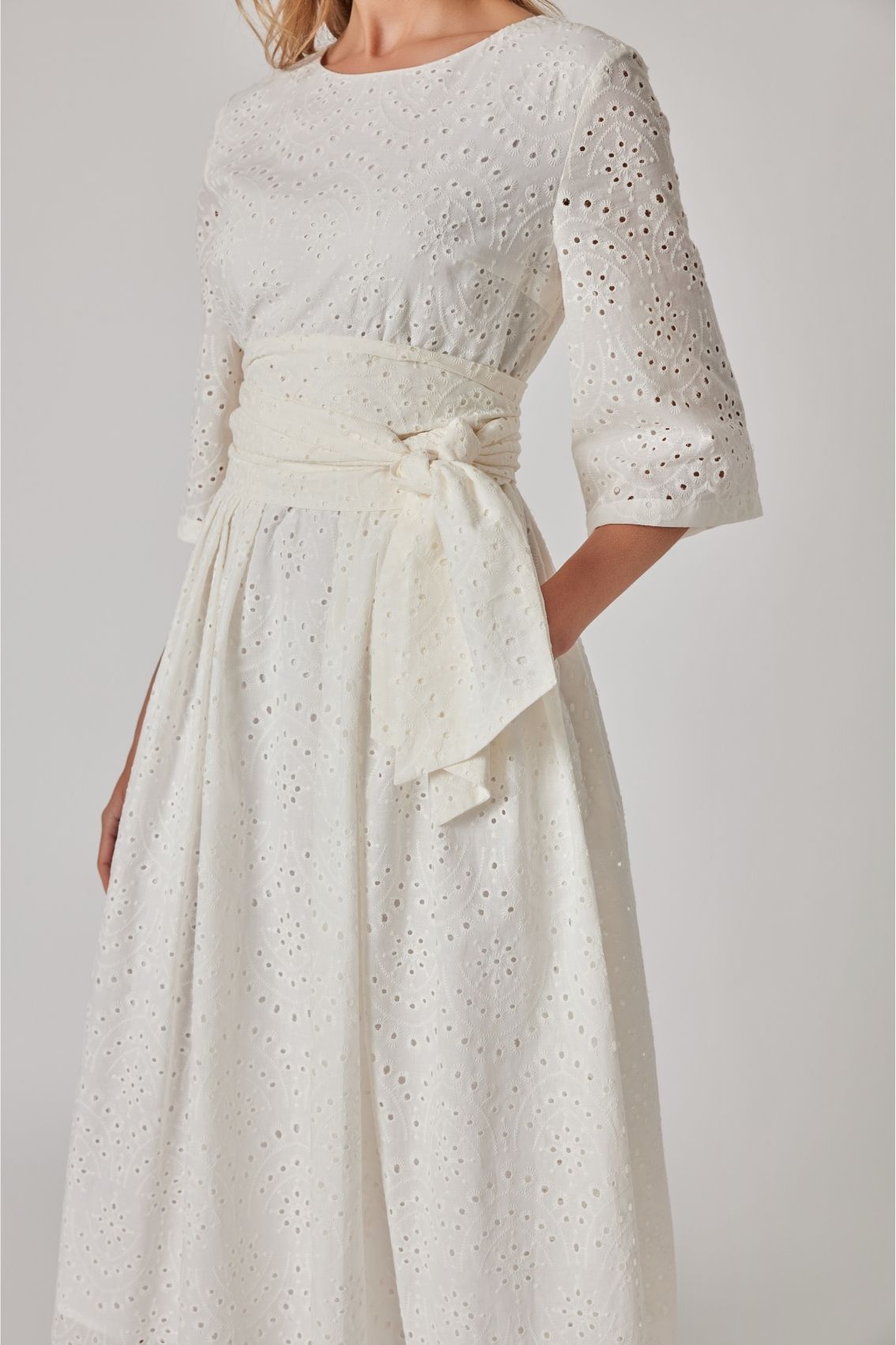 Detailansicht der weißen Broderie aus Baumwolle mit Lochstickerei.