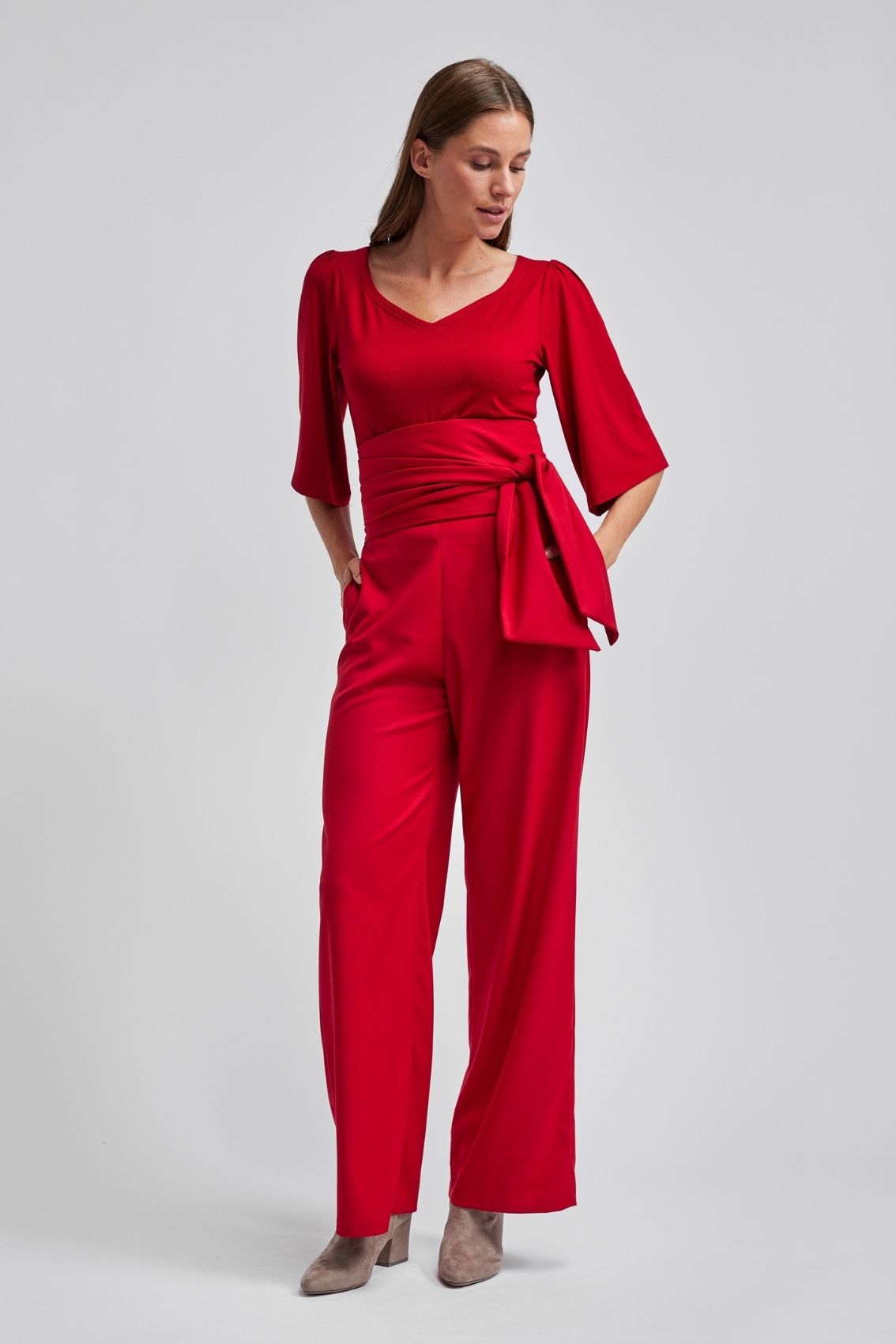 rote, weit geschnittene Hose mit Bindegürtel, Frontansicht.