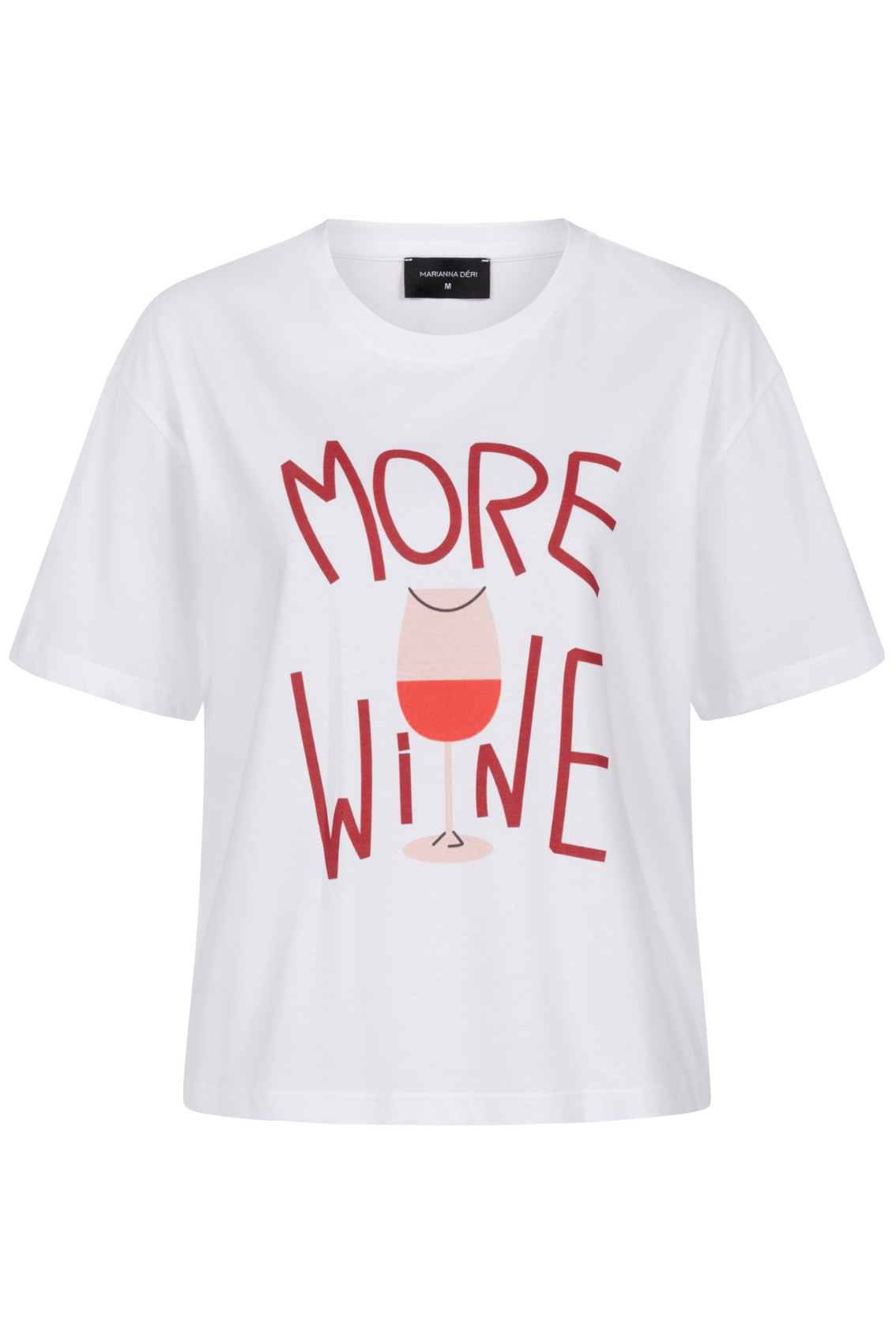 Packshot: weißes T-Shirt mit Rundhalsausschnitt und „MORE WINE“-Print mit Weinglas-Motiv, Vorderansicht.