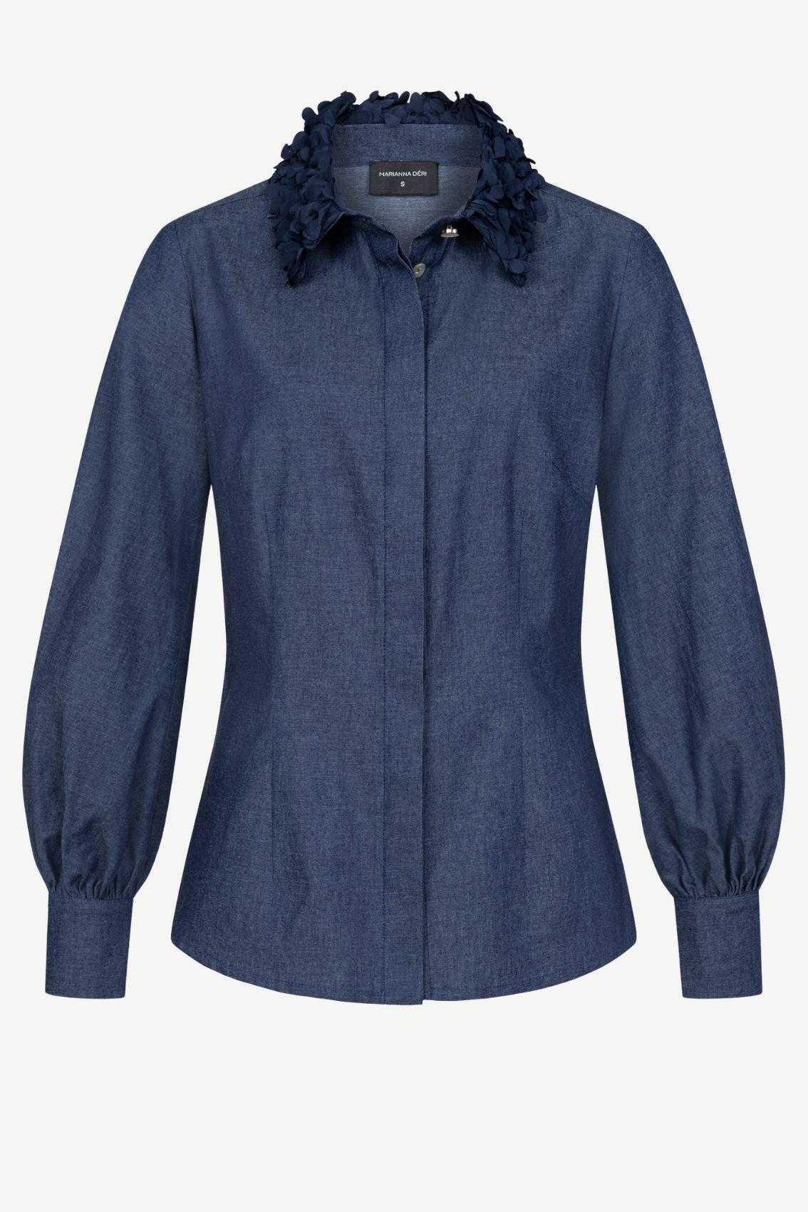 Bluse Blütenkragen Denimblau mit taillierter Passform und Ballonärmeln, Frontansicht.