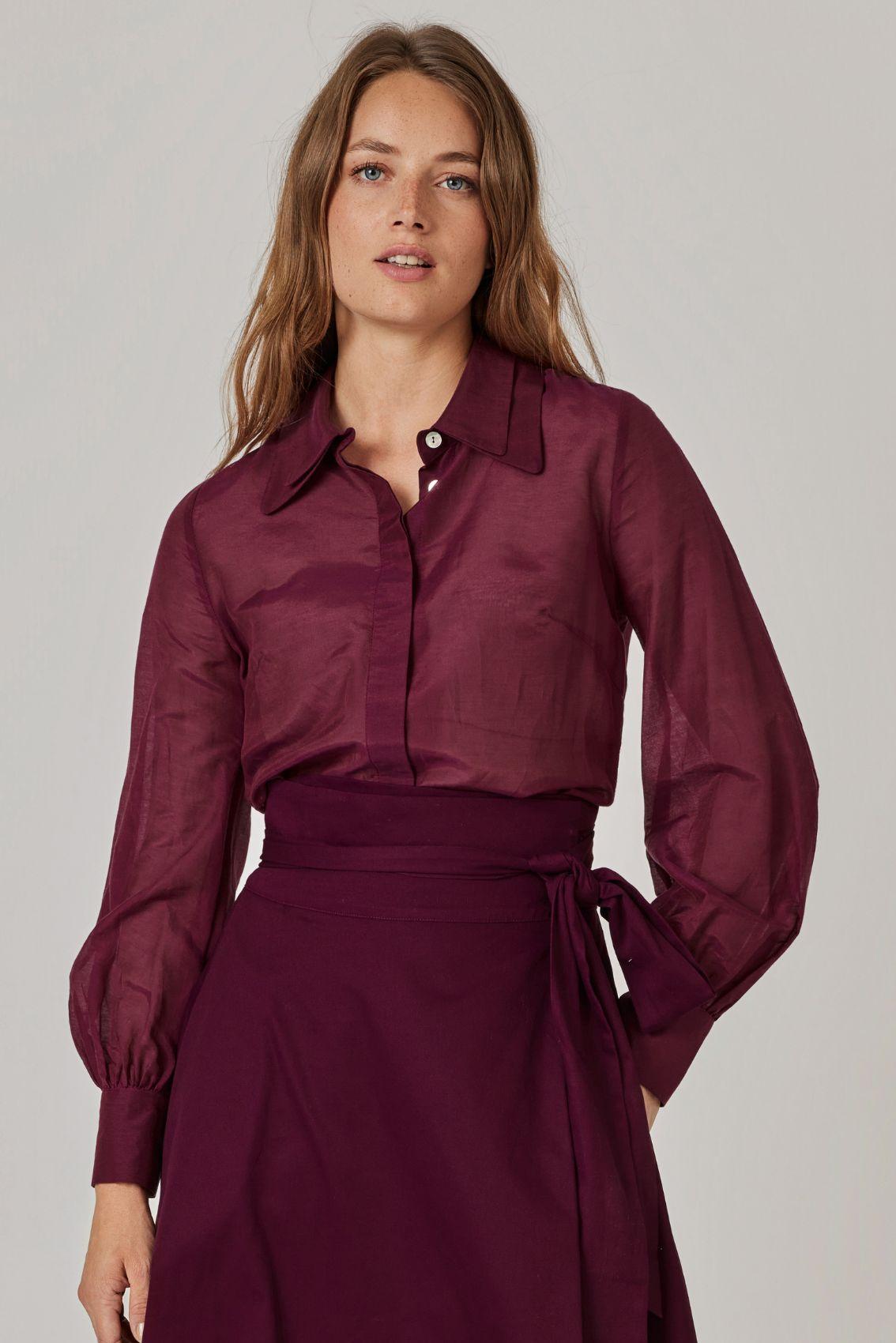 Model trägt Bluse in Aubergine mit strukturiertem Doppelkragen und offenem Ausschnitt, Frontansicht.