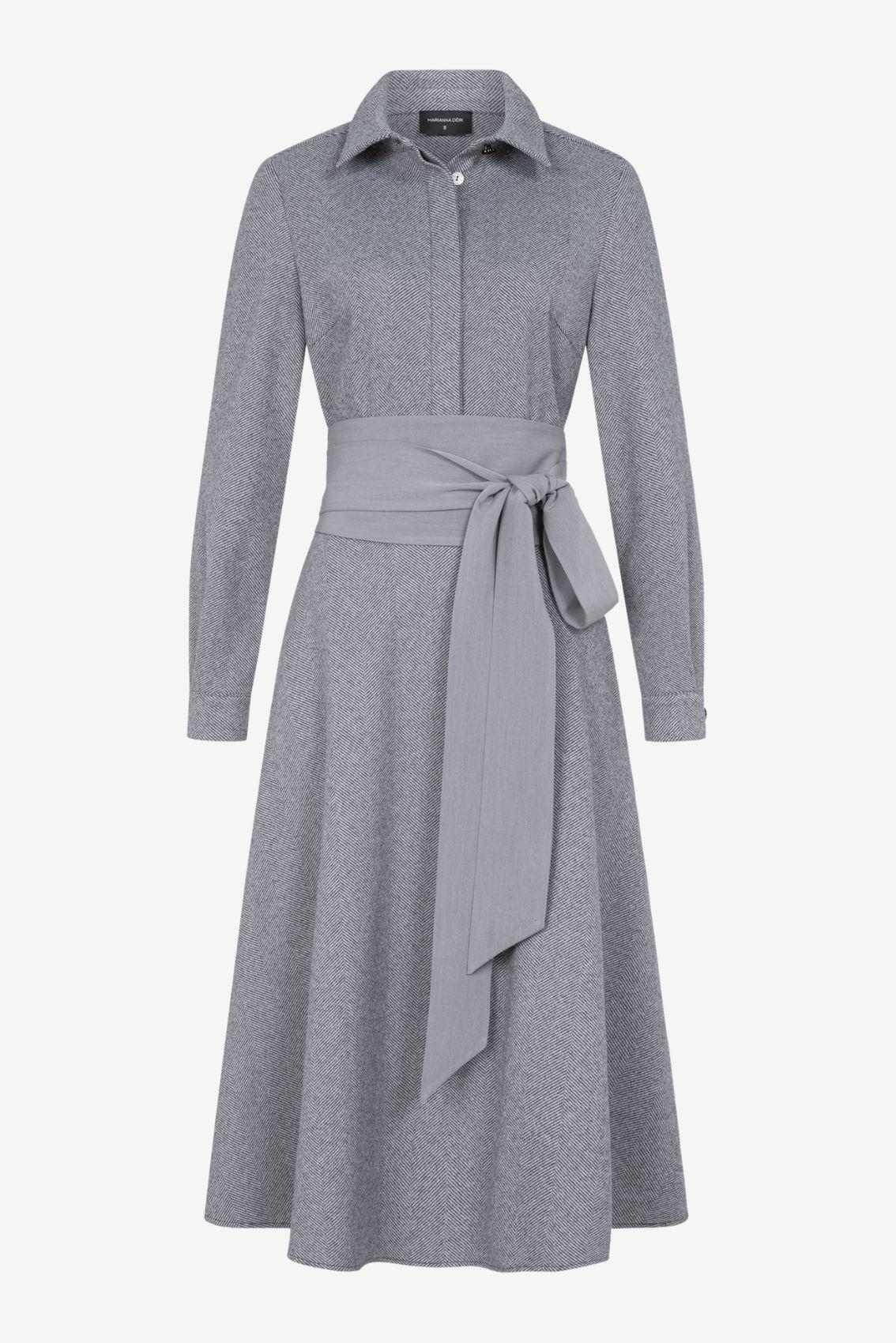Blusenkleid Grau meliert mit Gürtel, Fischgrätmuster und separatem Bindegürtel, Frontansicht. 