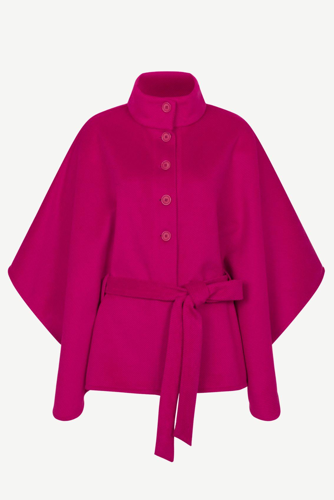 Cape Magenta mit Bindegürtel, Stehkragen und Knopfleiste, Frontansicht. 