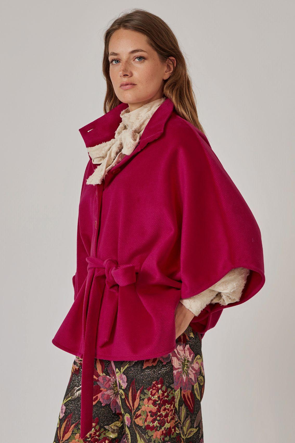 Cape Magenta: Detailansicht Stehkragen mit Knopfleiste und verknotetem Bindegürtel.