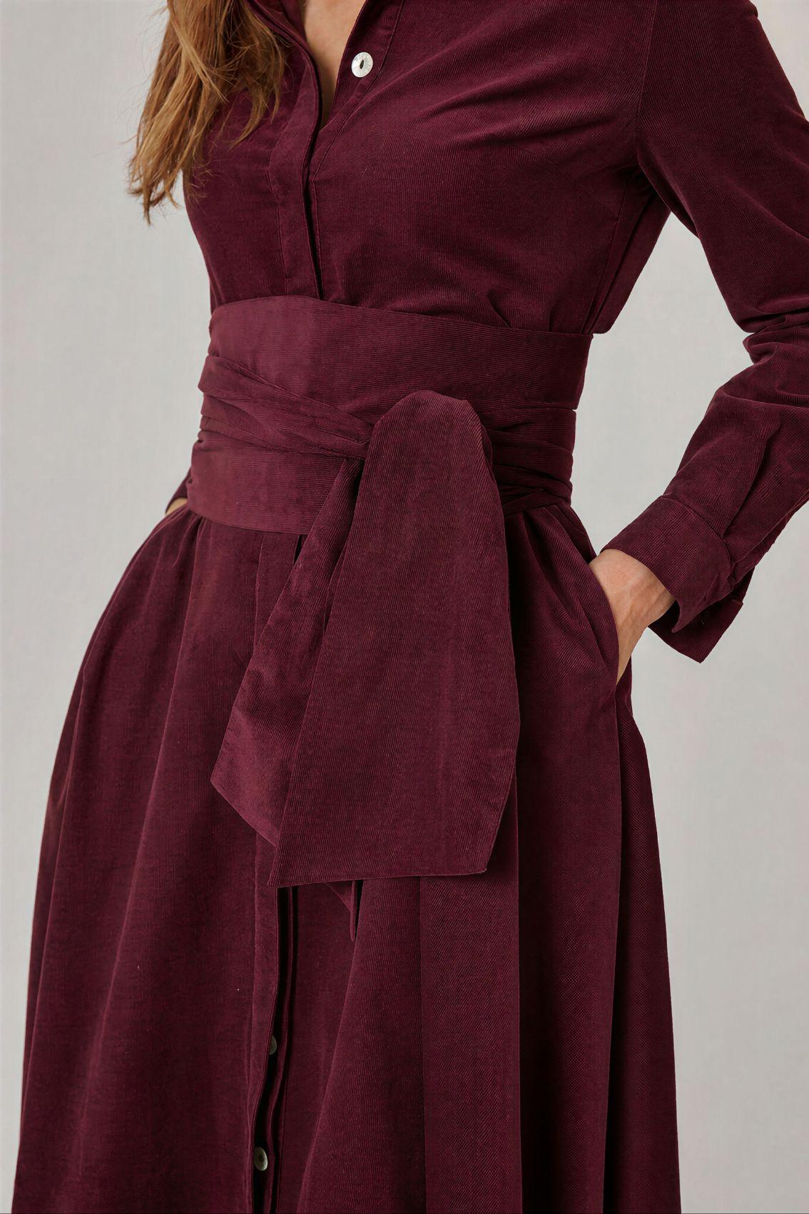 Detailansicht: Bindegürtel mit Schleife am Cordkleid in Aubergine.
